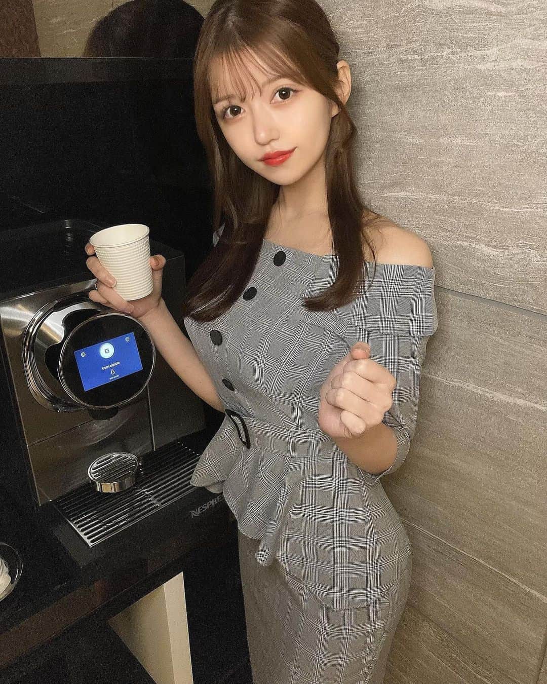 のインスタグラム：「おはよー🐶  @lune_official.s さんの　off shoulder tartan check tight dress 🖤  しっかりしてる感出てお気に入り🤍  #セレクトショップ #タイトドレス #ワンピース #ワンピースコーデ #ペプラム #チェックワンピース #オフショル #オフショルダー #ワンピース #ワンピースコーデ #チェック #チェックワンピース #タイトワンピース #骨格ストレート #韓国通販 #ファッション #ファッションコーデ　#일본생활 #좋아요반사 #좋은아침」