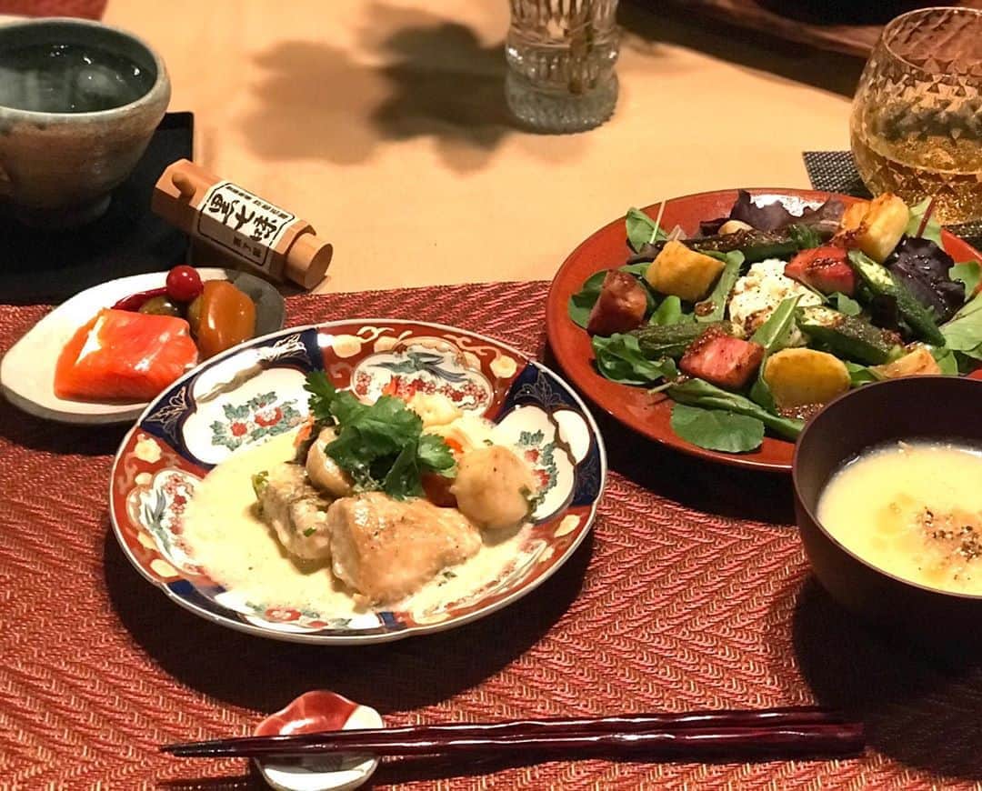 土屋眞弓のインスタグラム：「ただいたジャガイモちゃんを豆乳とお味噌で和風ポタージュに🥔🥔🥔 黒七味とすりごまオリーブオイルが👍 ポタージュに合うメニューを考えながら出来上がったのは、メカジキ、海老、帆立の九条ネギクリームソースパクチー添え ポーチドエッグとジャガイモちゃんとオクラ、ニンニク、ハムのサラダ🥗お醤油と粒マスタードドレッシング 天然鮭のスモークでクリームチーズ巻き いただき物の手作りピクルス  絶対シャンパン🍾🥂 と思うけれど、蕎麦焼酎蕎麦茶割り なかなか良いバランス‼️  掘りたてジャガイモちゃんが美味しくて色々作っていますのでまたご紹介します🥔  #おうちごはん #蕎麦焼酎 #蕎麦茶」