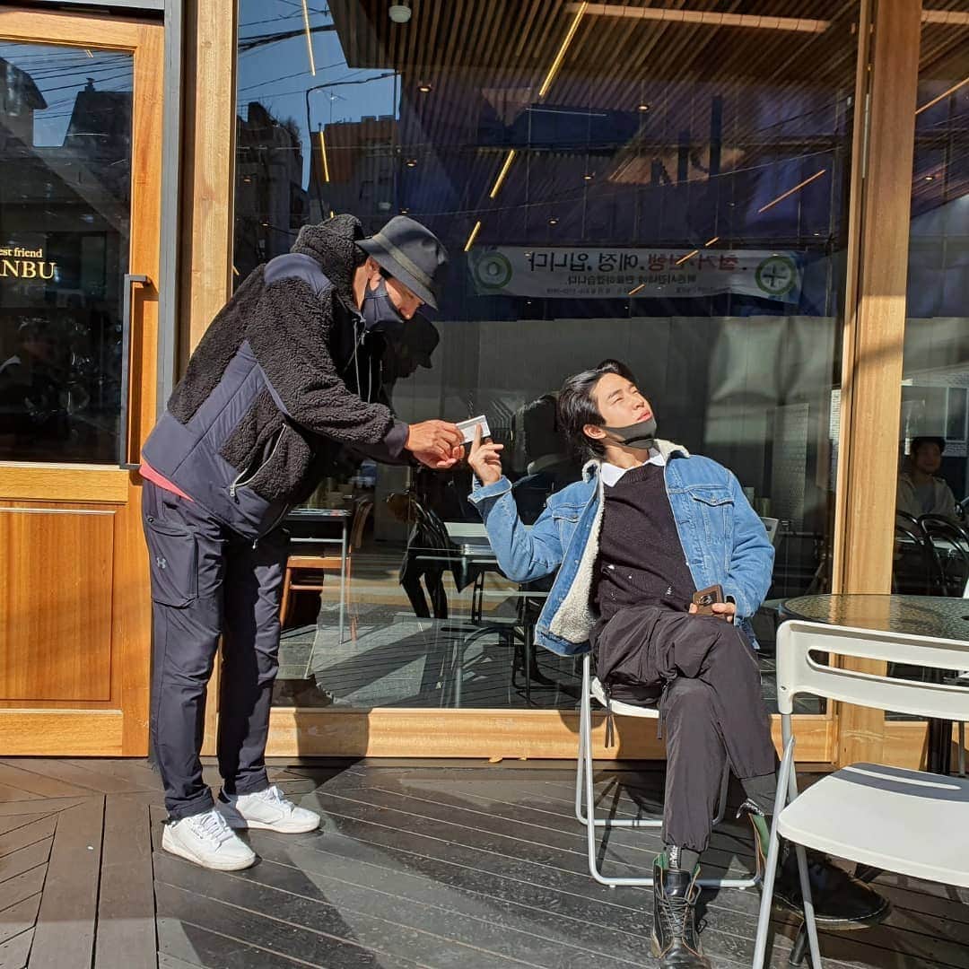 キム・スロのインスタグラム：「헨리가 삼계탕 사줬다.  스모크도 보러온단다. #의외로의리파」