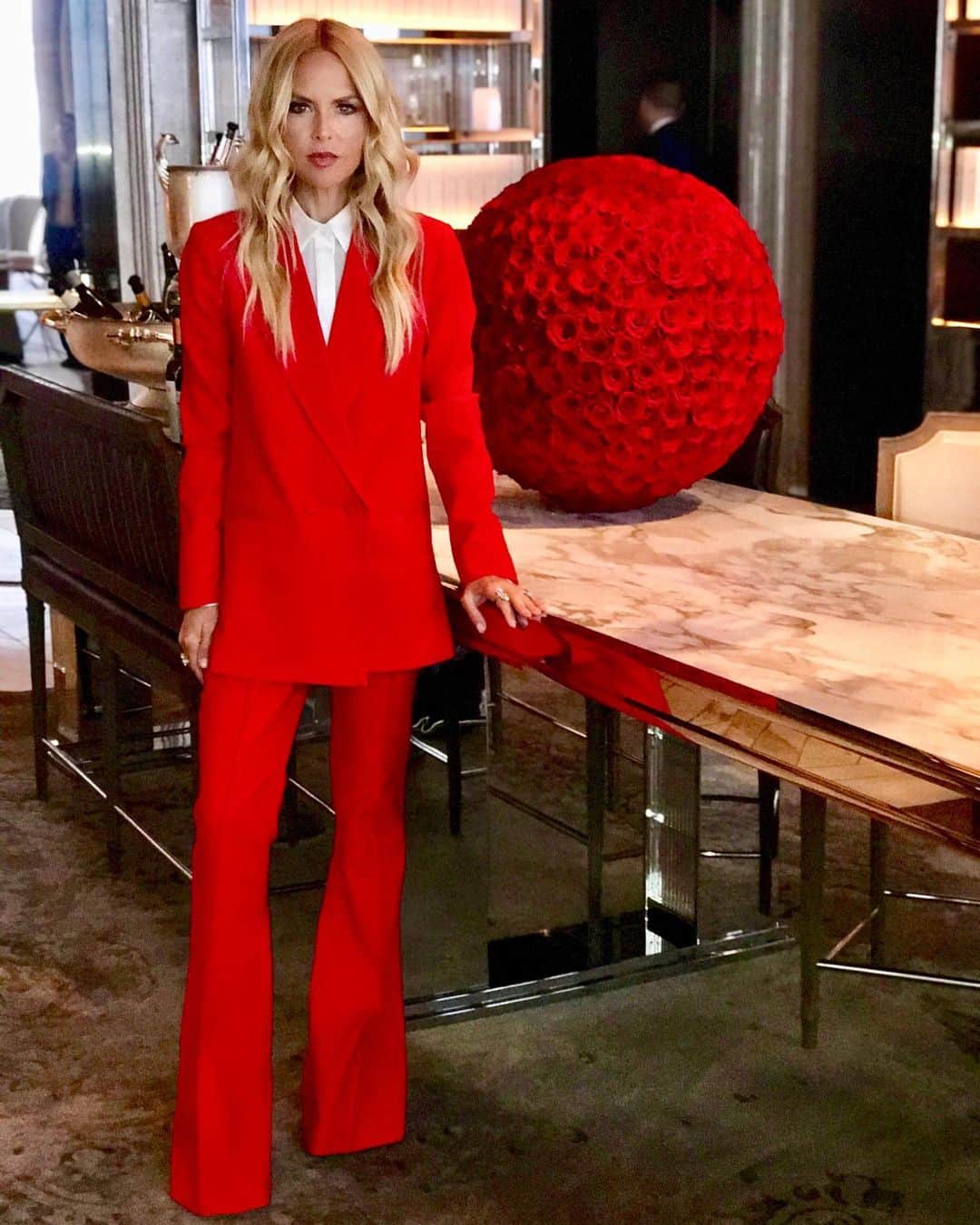 レイチェル・ゾーのインスタグラム：「#fbf It is always a good idea to match the roses 🌹 @baccarathotels New York just reopened last week and I can’t wait to go back soon and visit one of my favorite places. XoRZ #newyorkstateofmind」