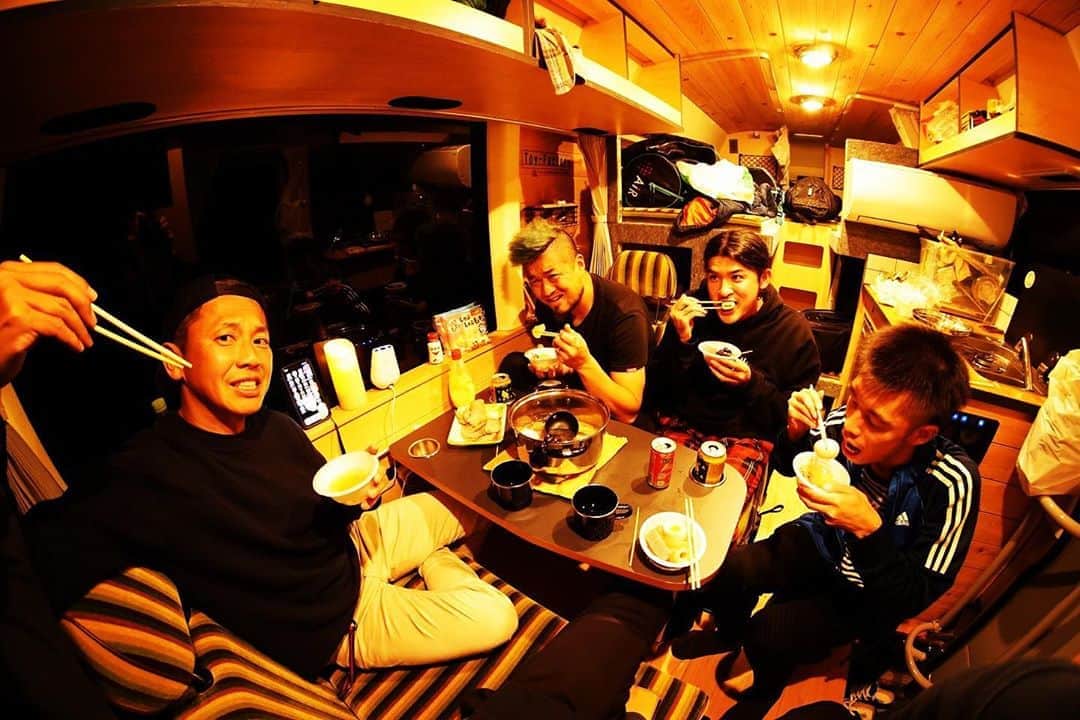 GAKU-MCさんのインスタグラム写真 - (GAKU-MCInstagram)「東京から10時間。無事和歌山に到着し、#キャンピングカー でお夜食の図。おでんをみんなで食べました🍢　さあ今日もハッピーに行きます👍　#gakumc  #球舞  #星降る無人島 ～CAMP FESTA～」11月7日 8時54分 - gaku_mc