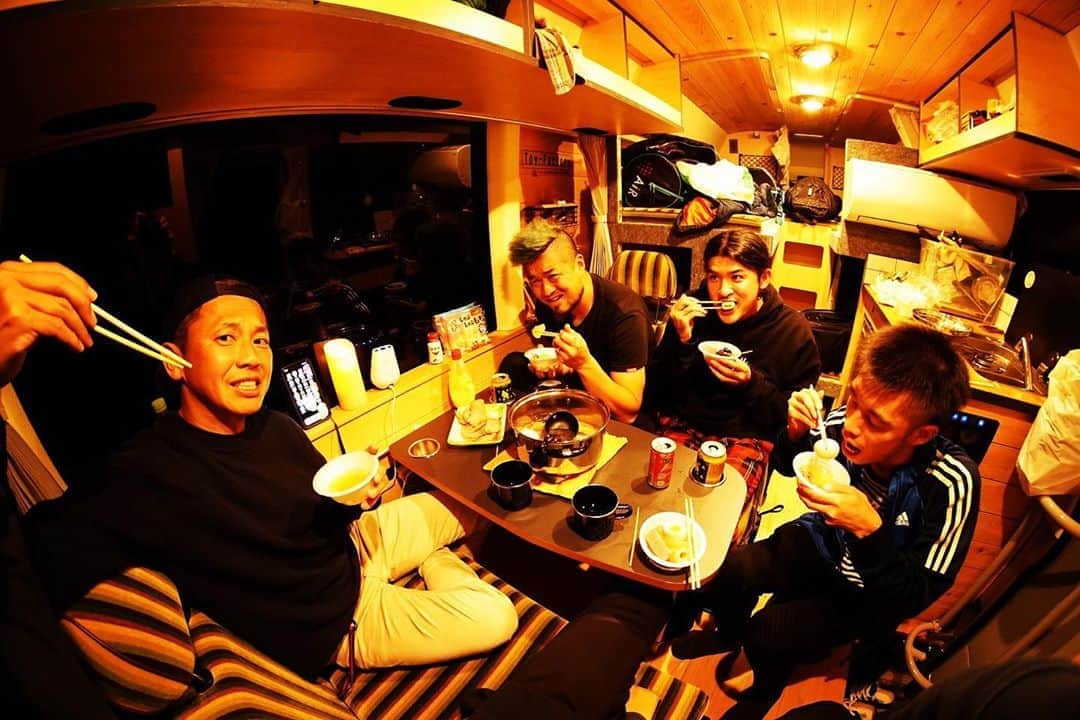 GAKU-MCのインスタグラム：「東京から10時間。無事和歌山に到着し、#キャンピングカー でお夜食の図。おでんをみんなで食べました🍢　さあ今日もハッピーに行きます👍　#gakumc  #球舞  #星降る無人島 ～CAMP FESTA～」