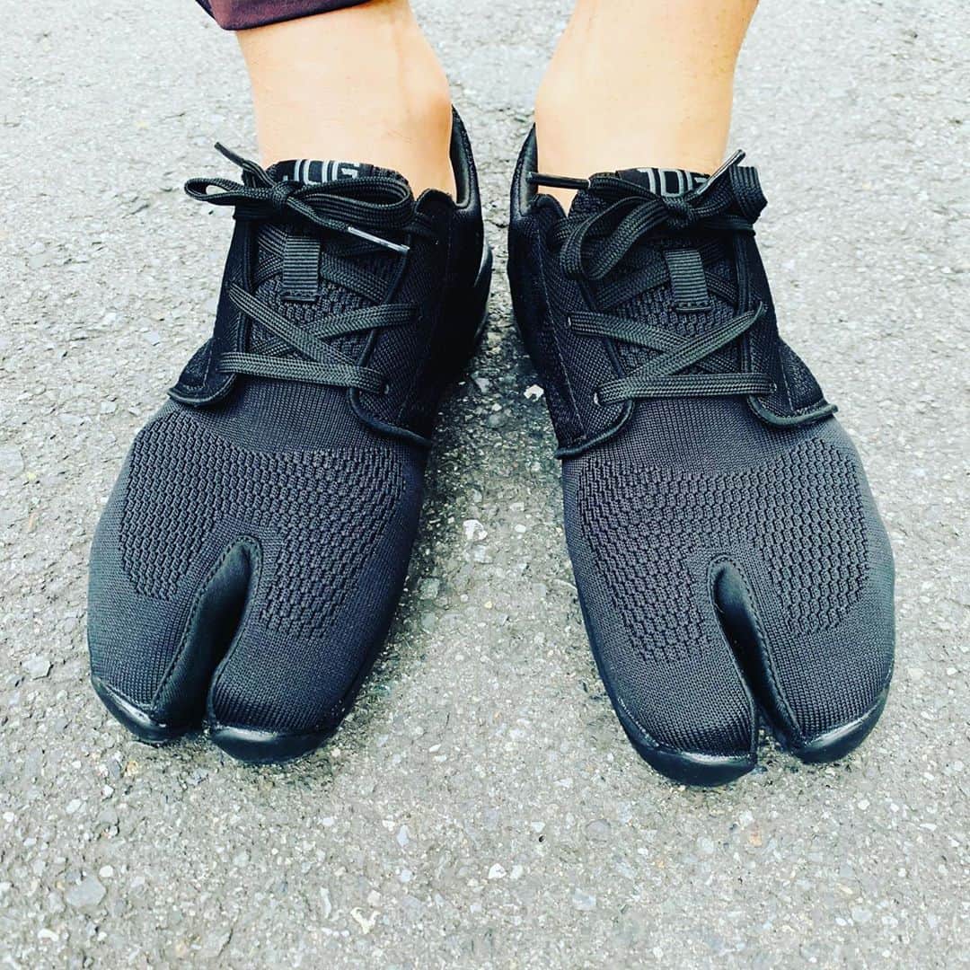 兼子ただしさんのインスタグラム写真 - (兼子ただしInstagram)「新しいshoes👟 JOG short cut なかなか良い感じ  足袋型shoesを体験した事ない人は、 是非一度試して頂きたいですね。  古き良き足袋の特徴と、 AIRソールの良さのコラボが、 足の反発力を上げてくれる感じです。  初心者におススメなアイテムです！  #兼子ただし#jog#足袋#丸五#ストレッチ#SSS# running#走る#フォアフット」11月7日 8時55分 - kanekostretch