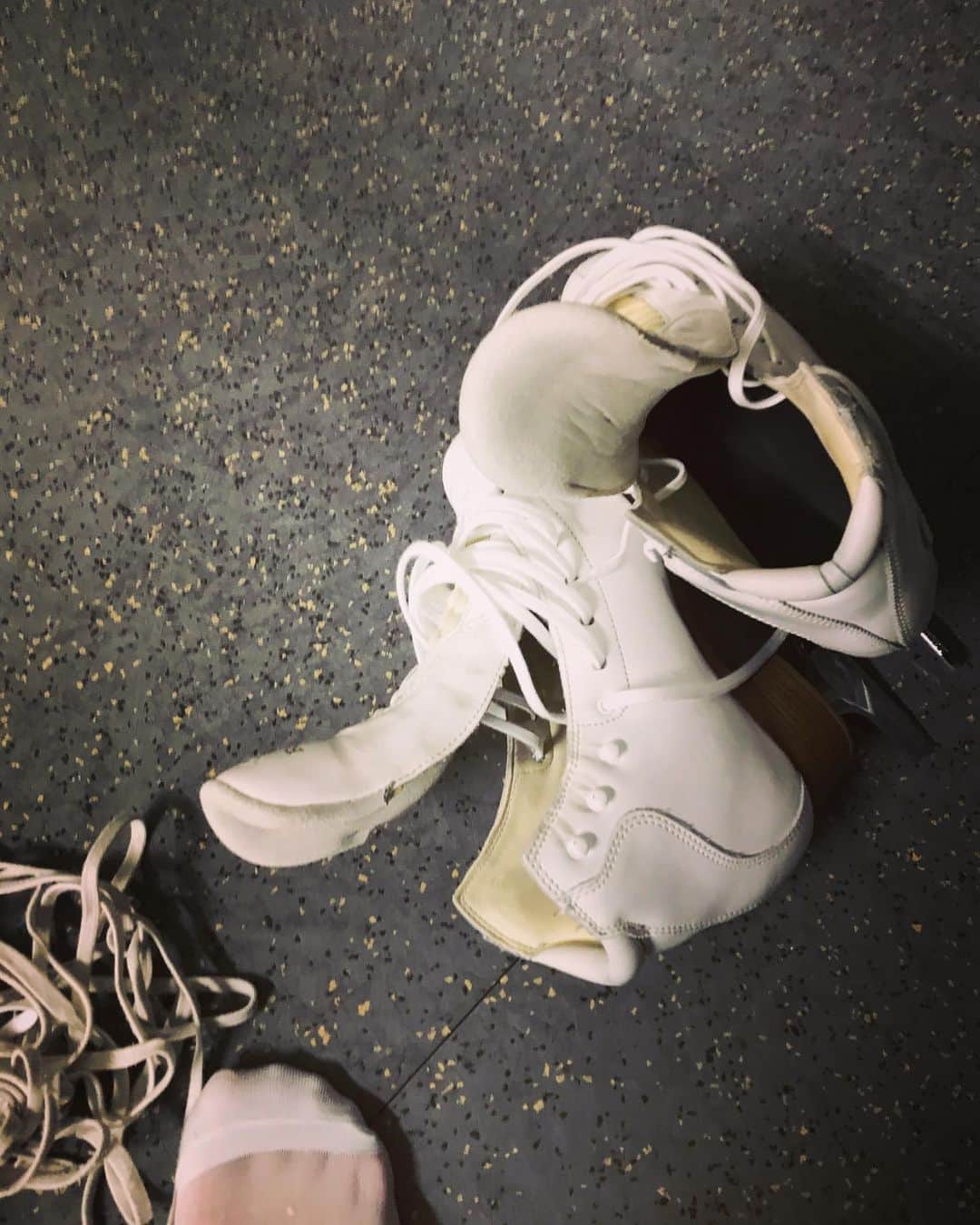のインスタグラム：「靴ひもを一新⛸✨  スケート靴を履く時は、一度靴ひもをつま先まですべて紐解いて(画像のように)、 ベロの部分をしっかりと引っ張り出してから足を入れてください。 それから靴ひもをしっかりとしめて、足首の部分にあるフックに、下のフックから上のフックに向けてしっかり紐をゆるませずにかけながら、しばってください。 紐は長くてもフックから足首の後ろへ回さず、長ければ上までフックに掛けた紐を下のフックに向けてまた掛けていってください。最後は蝶々結びでギュッと。輪っかが長ければ再度結んで。 機会がありましたらやってみてください☺️ ・ ・ #スケート靴を履くときは長いソックスをぜひ #スケート靴より短い丈だとベロと靴の裏側でこすれて痛くなることも #靴ひもをゆるめる作業かなかなやらない #スニーカーでもつま先まで紐ゆるめずに履く #ベロをしっかり出すことでつま先が靴先にちゃんと入ります #長い紐を足首の後ろに回すと紐がずれた時肌に擦れて傷つける場合も #神宮リンクの教室では初心者の場合手袋とヘルメットは必要です #分からない場合はリンク受付で聞いてみてください」