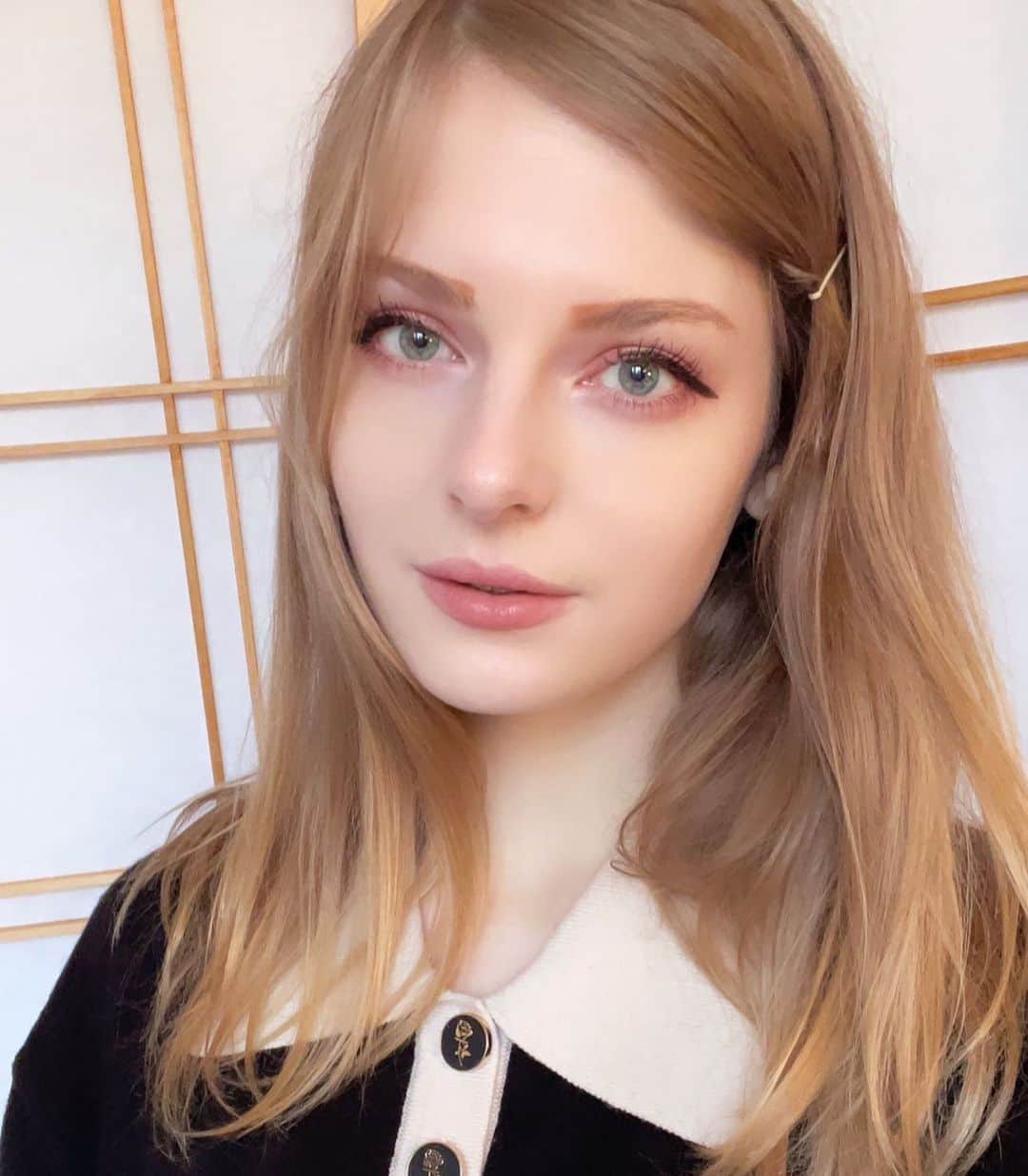 Ella Freyaのインスタグラム：「I guess I haven’t posted in a while 😳  しばらく写真を出してない　😳  Picture taken with IPhone 12 Pro front cam ✨」