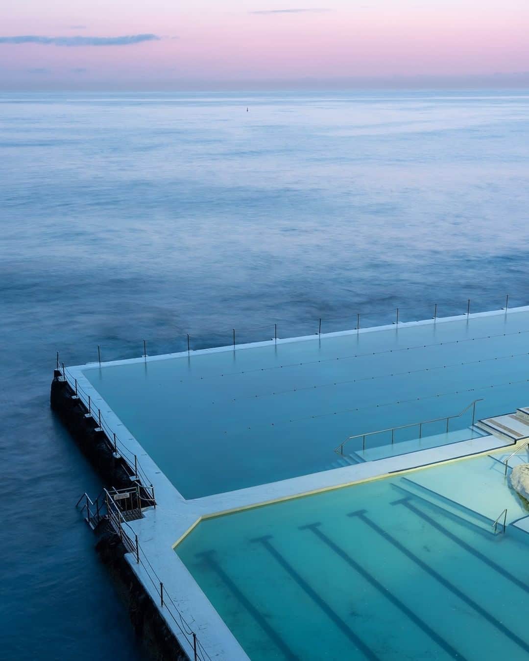 Nikon Australiaさんのインスタグラム写真 - (Nikon AustraliaInstagram)「"This was my first time shooting sunrise at Bondi Icebergs as I'm usually heading to the Northern Beaches. I love the soft pastel colours of the ocean, pool and sky from that morning.   To capture some of the movement in the water I went with a 5 second exposure on my D7500. The NIKKOR 16-80mm f/2.8-4 is currently my favourite lens as it provides enough flexibility when you can't move around a lot to capture a scene and a great all-rounder lens if I don't want to bring too much gear." - @susannewarlich   Camera: Nikon D7500 Lens: AF-S DX NIKKOR 16-80mm f/2.8-4E ED VR Settings: f/9  5s  ISO 100   #Nikon #MyNikonLife #NikonAustralia #D7500 #SunrisePhotography #BondiIcebergs」11月7日 9時00分 - nikonaustralia