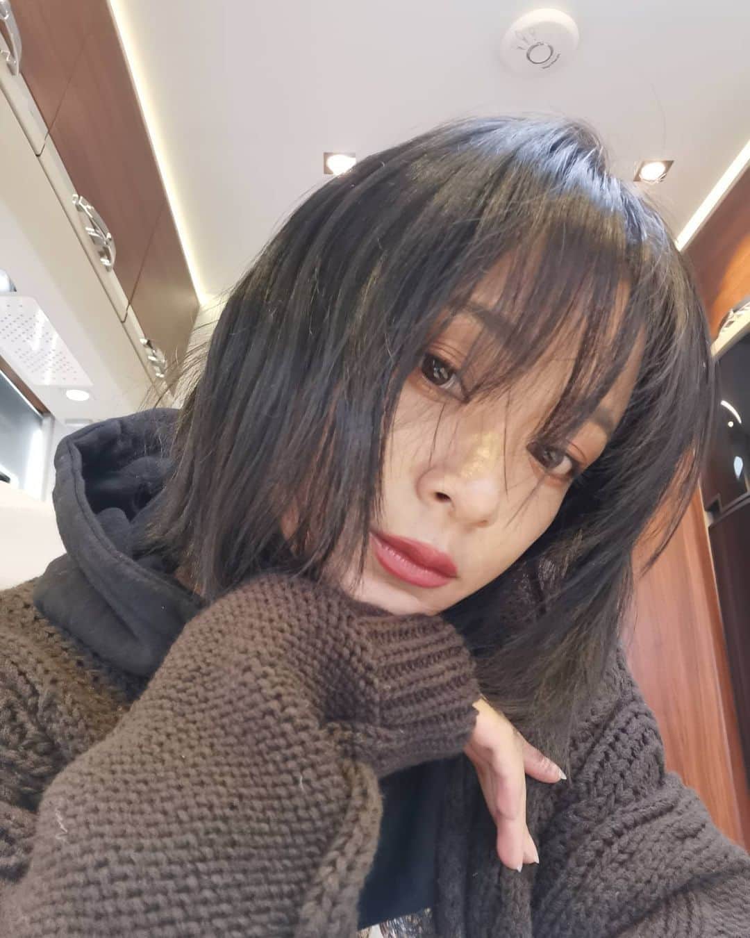 脇田恵子のインスタグラム：「今日はストレートおろし脇田です🤗。 ニューヘアにしたらお化粧するのが楽しい🤤」