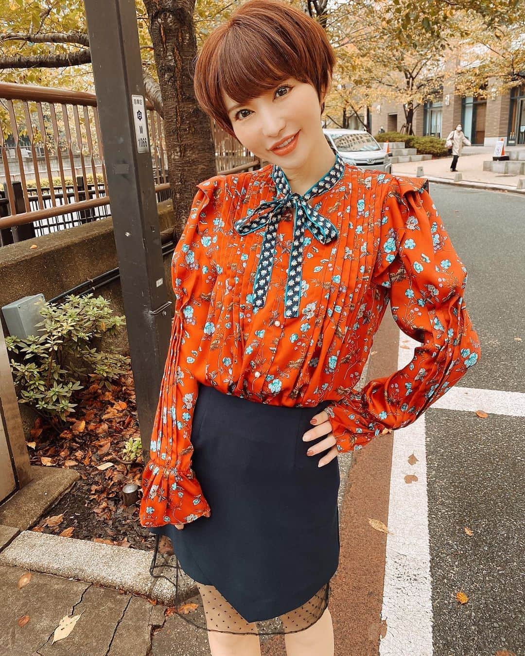 里美ゆりあのインスタグラム：「ノスタルジックな出で立ち🥰  #週間ポスト」
