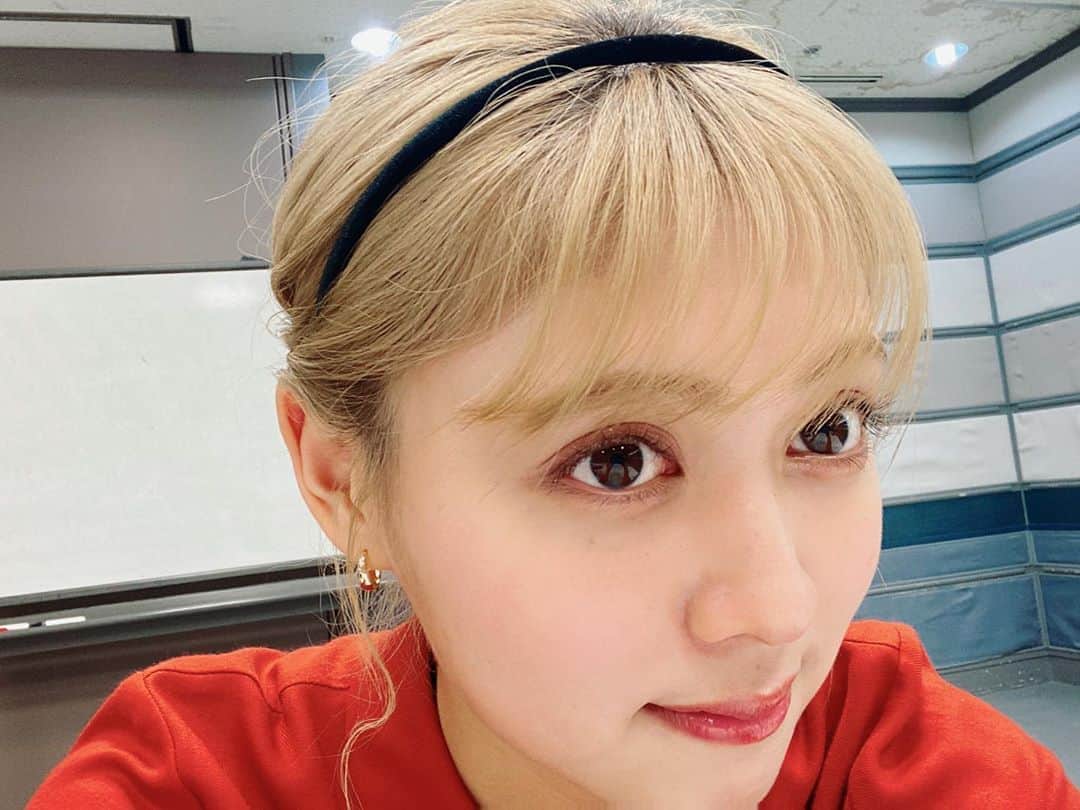 のインスタグラム：「* この後9時半から、 #王様のブランチ 始まるよ💓 今日はカチューシャつけてみた🤫 昨日美容室行ってトリートメントを してもらったから髪の毛がいい感じ💇🏻‍♀️✨ @yui.0623 ❤️ #金髪#ヘアアレンジ」