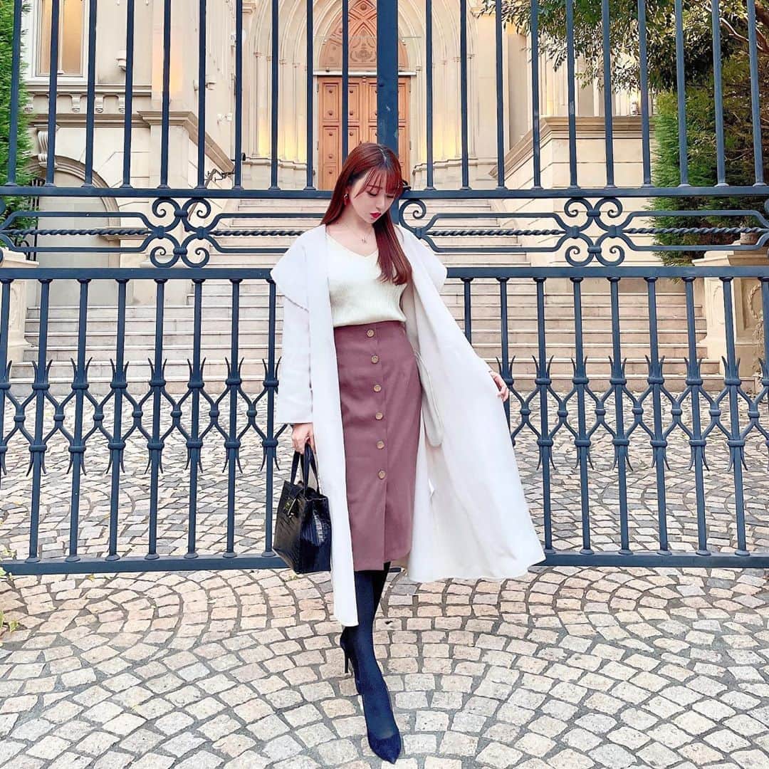 のインスタグラム：「１つ前の投稿の、全身の私服です(*´ω`*)💞💞  トップス @royalparty_official  スカート @royalparty_official  アウター @celford_official  バッグ @ferragamo  パンプス @dianashoespress   お袖がふわふわトップスに、 フロントのヴィンテージボタンが可愛いスカートを合わせました💕💕  このスカート、形がすごく綺麗👌🏻💞  スカートに合わせて、バッグもフェラガモでレトロな雰囲気にしたよ🎀  この日は白のコートと黒のバッグでモノトーンにしたけど、 このトップス×スカートは ブラウンやグレージュでまとめても可愛いと思います😍💓  #fashion #coordinate #royalparty #ferragamo #celford #diana #ロイヤルパーティー #フェラガモ #セルフォード #ダイアナ #クラシカル #ヴィンテージ #レトロ #セントグレース大聖堂 #表参道 #青山」