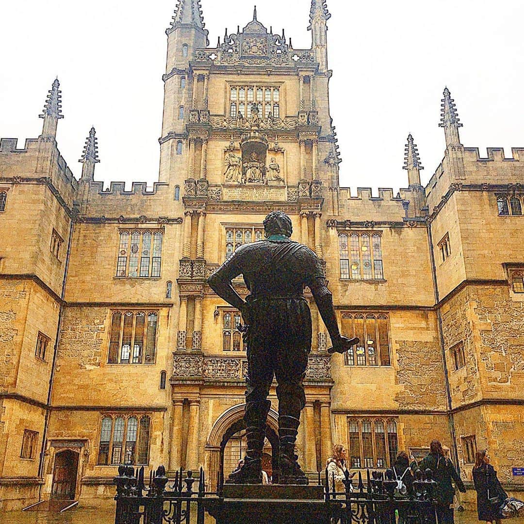渡辺枝里子さんのインスタグラム写真 - (渡辺枝里子Instagram)「【ボドリアン図書館/Oxford 🇬🇧】  オックスフォードはおよそ40余りのカレッジが集まるイギリスで一番古い大学の街。  世界一の大学と言われるオックスフォード大学があるところ🏫  またここは、ハリーポッターのロケ地が沢山ありファンには堪らない場所でもあります🧙‍♀️  このボドリアン図書館もロケ地の１つ。  写真はディビニティスクールと言われる建物で、およそ500年程前に建築されたと言われ、 元々講義や試験用として建てられたそうです。  天井のアーチが美しくて見入ってしまった✨😲  イギリスのゴシック建築の最高傑作と言われているんだとか👀  ちなみに、ハリーポッターでは医務室として使われた場所です🎥 * * * * * #london #londondiaries #londonlife #oxford #bodleianlibrary #library #harrypotter  #ロンドン　#ロンドン日記　#ロンドン生活　#ロンドンライフ　#オックスフォード　#ボドリアン図書館  #ディビニティスクール  #ハリーポッター　#渡辺枝里子」11月7日 9時12分 - eriko_watanabe_21