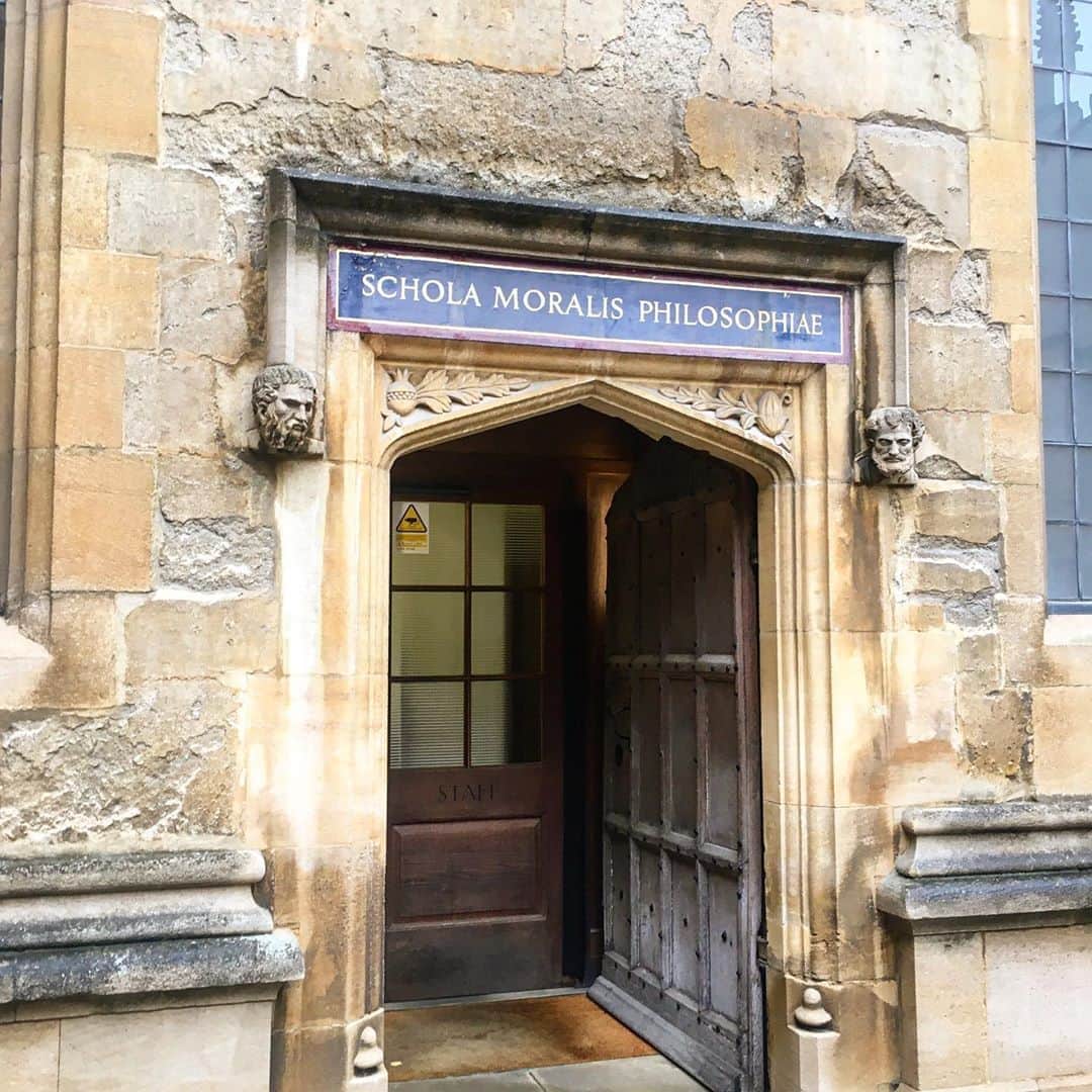 渡辺枝里子さんのインスタグラム写真 - (渡辺枝里子Instagram)「【ボドリアン図書館/Oxford 🇬🇧】  オックスフォードはおよそ40余りのカレッジが集まるイギリスで一番古い大学の街。  世界一の大学と言われるオックスフォード大学があるところ🏫  またここは、ハリーポッターのロケ地が沢山ありファンには堪らない場所でもあります🧙‍♀️  このボドリアン図書館もロケ地の１つ。  写真はディビニティスクールと言われる建物で、およそ500年程前に建築されたと言われ、 元々講義や試験用として建てられたそうです。  天井のアーチが美しくて見入ってしまった✨😲  イギリスのゴシック建築の最高傑作と言われているんだとか👀  ちなみに、ハリーポッターでは医務室として使われた場所です🎥 * * * * * #london #londondiaries #londonlife #oxford #bodleianlibrary #library #harrypotter  #ロンドン　#ロンドン日記　#ロンドン生活　#ロンドンライフ　#オックスフォード　#ボドリアン図書館  #ディビニティスクール  #ハリーポッター　#渡辺枝里子」11月7日 9時12分 - eriko_watanabe_21