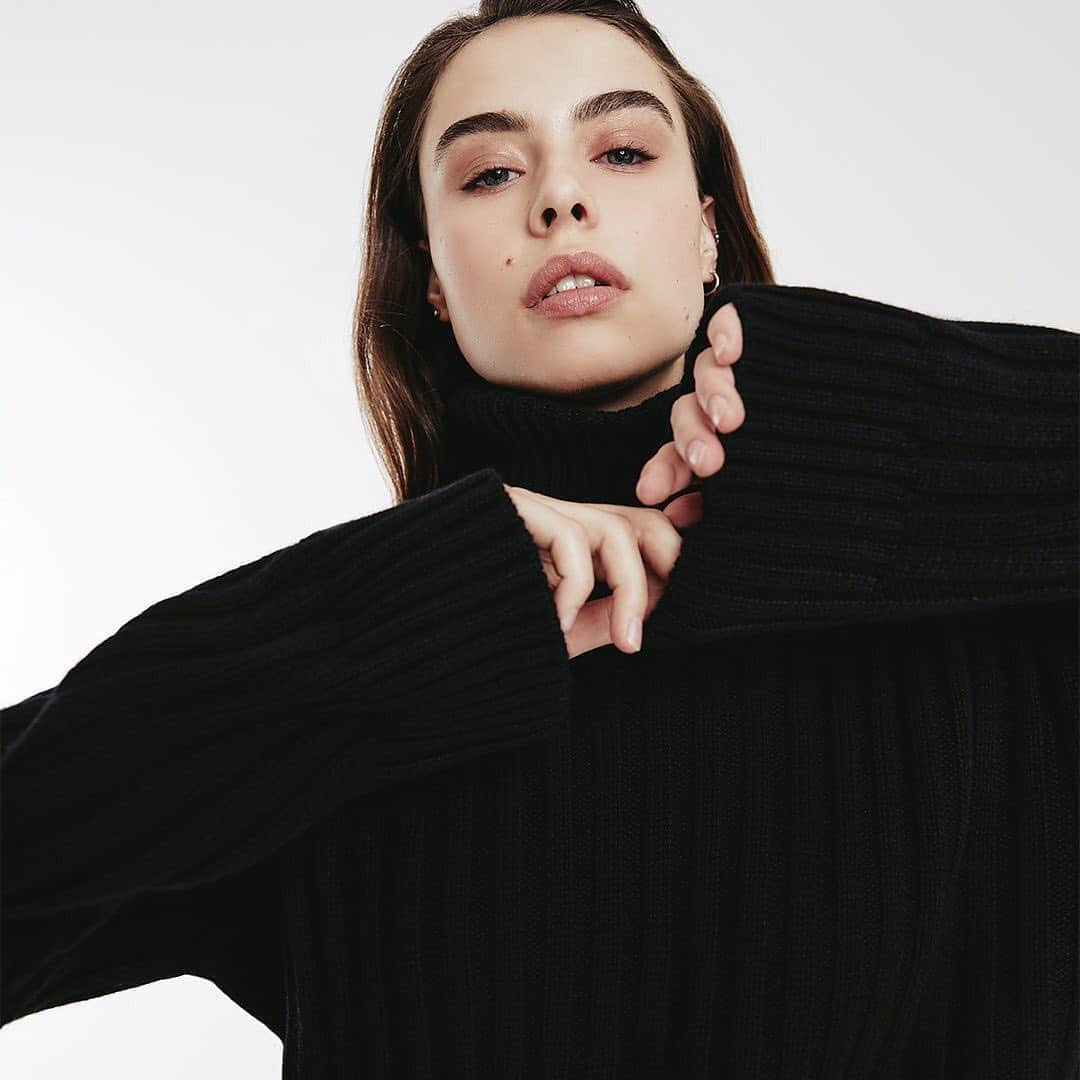 アドリアーノゴールドシュミットさんのインスタグラム写真 - (アドリアーノゴールドシュミットInstagram)「Living in luxe all winter long. Wool and cashmere anyone? Our Dover sweater is the heavyweight comfort we’re all craving right now. Link in bio.」11月7日 9時16分 - agjeans
