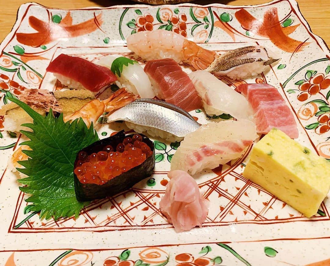 Madoka Yamamotoさんのインスタグラム写真 - (Madoka YamamotoInstagram)「最近食べた寿😗司😬　 勘弁してくれよという旨さ。鮮やか。 #この大皿も素敵すぎる#近々お皿の絵付けしたい」11月7日 9時31分 - madochosu