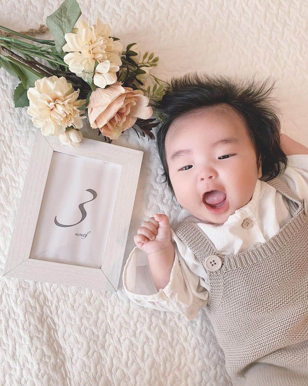 さっぴちゃんのインスタグラム：「... ... 𝟑𝐦𝐨𝐧𝐭𝐡 👶🏼🖤... ... . あれ、一昨日産まなかったっけ？ってくらい あっという間に3ヶ月になりました( °∀°)𓂃♪ . 毎日にこにこ♡月齢撮る時なんてずっと笑って くれてたからあっという間に撮り終わった☺️♡ . ✔︎体重　6.3kg . ☑︎ミルク　200ml×4〜5回 ☑︎夜はまとめて10時間寝る ☑︎うんちは1日1回〜2日に1回 ☑︎声出して笑う ☑︎首はもう少しで座りそう ☑︎人がいなくなると泣く ☑︎お洋服は70がぴったり ☑︎お風呂が好き ☑︎車も好きですぐ寝る . ワクチンも打って、ロタのワクチン飲んだ後 数日は機嫌悪かったけどその時以外は 全然ぐずらないし、ぐずってもあやせばすぐ 笑ってご機嫌になって手がかからない男🕴 . がっくーんってかまうと、わーとかうーとか 声を出しながら楽しそうにしてて、 ただひたすらにみんなの癒しだよ🥺♡♡♡ . 👨🏽に似て、めちゃめちゃよく寝る子だから(笑) 日中も気付いたら寝てるし、夜も長く寝る☪︎ . 今はあかりがイヤイヤ期&鬼の甘えん坊で かなり手がかかって大変な分、 がっくんはお利口さんすぎるくらいで正直 とても助かってるけど、赤ちゃんながらに 我慢というか、甘える隙も与えてあげられて いないのかなと考え始めたり...😭𓂂 . でも、色々と考えて落ち込んでも仕方ないし これから先は長いから、作れる時にがっくんとの 時間を作って可愛い可愛いって沢山して これからもすくすく大きくなってくれたら 母は嬉しいな🥺♡だいすきがっくん♡♡♡ . . ………………………………(♡)……………………………… .」
