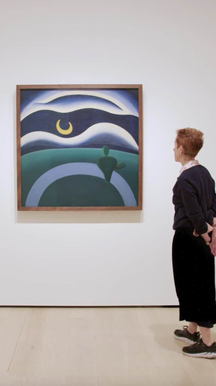 ニューヨーク近代美術館のインスタグラム：「“She believed that she would be, in her own words, ‘the painter of her country’—Brazil—but she also believed deeply in the modern experiments going on in Paris.”   Curator @ann.temkin talks about #TarsiladoAmaral’s continent-spanning vision, and how the Brazilian artist’s “moonscape,” which she debuted in Paris in 1928, expands our understanding of modernism.  Explore the #MoMACollection work by work as we release a new #UNIQLOArtSpeaks video each Friday, and experience #Tarsila's painting in our fifth-floor collection gallery, Paris 1920s.  @uniqlousa is MoMA’s proud partner of #ArtForAll」