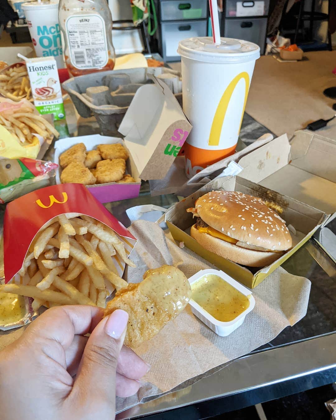 アマルのインスタグラム：「@itsmaiika の動画見て、マック食べてる子どもたち可愛かったー🥰💕であたしも久しぶりに買った😁  けど．．．．最初は美味しい、でどんどん胃が🤣やばい!としかい! 日本のマックがいいなー。照りたまバーガーかテリヤキバーガー、月見バーガーだっけ?!照りたまバーガーと月見どう違うっけ!長い間食べてない。食べたいなー。」