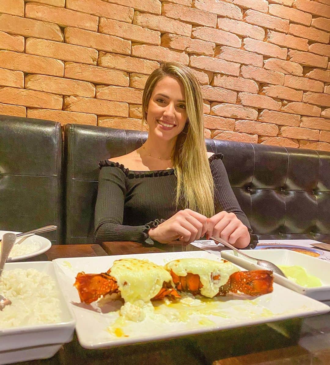 ナターリア・ガウジオのインスタグラム：「Ontem jantei no meu restaurante preferido de Vila Velha... Os melhores pratos e melhor ambiente disparado!! Pra quem é fã de frutos do mar como eu, é o paraíso!! De domingo a domingo tem super promoções de Happy Hour de 17:00 às 20:00, aproveitemmm!! 😍✨🍤🍽🍹🤤❤️ #happyhour #cocobambuvv #inlove #delicious #thebest #lobster #shrimp #foodlover #happiness」