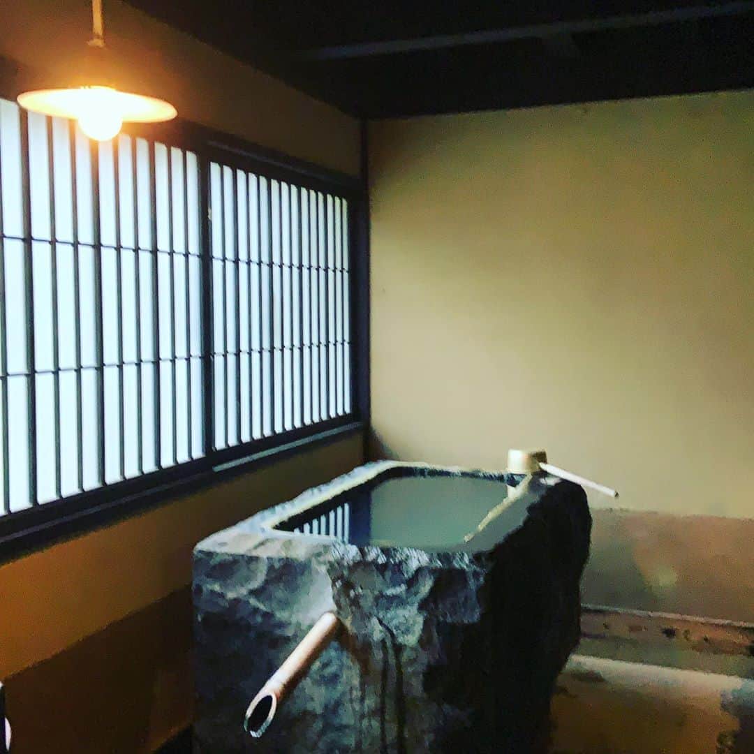 志摩有子さんのインスタグラム写真 - (志摩有子Instagram)「今回の旅の目的はこのお宿に泊まること。湯宿さか本。見事な紅葉が始まっていた。  #能登備忘録 #湯宿さか本」11月7日 9時36分 - ariko418