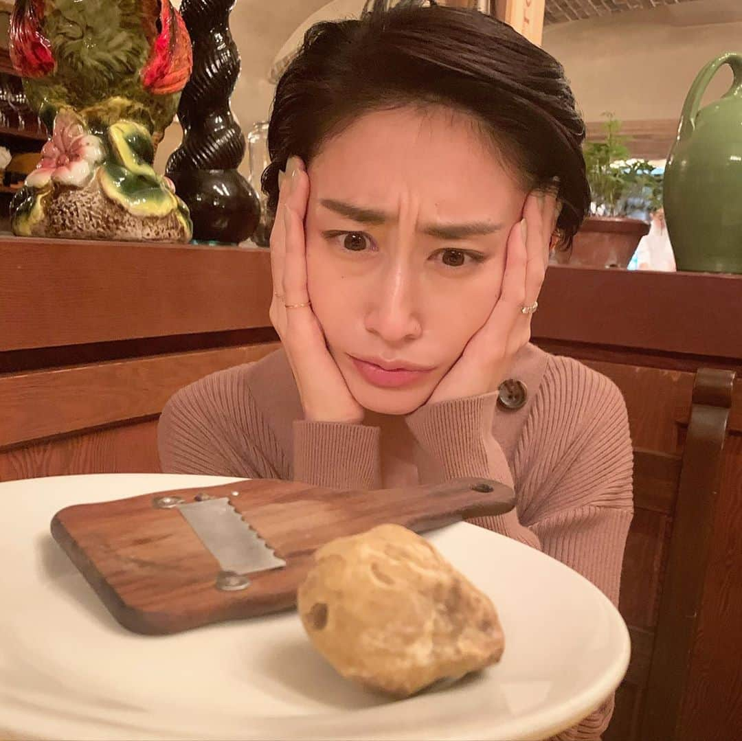 小堀ケネスのインスタグラム：「Went to dinner with wifey last night!😋  昨夜は鬼ママとディナー！😊　　  #notdrunk #mommy #happy #whitetruffle #鬼ママ#白トリュフ#大好物#ハッピーワイフハッピーライフ  @mariakamiyama  @la_bisboccia」