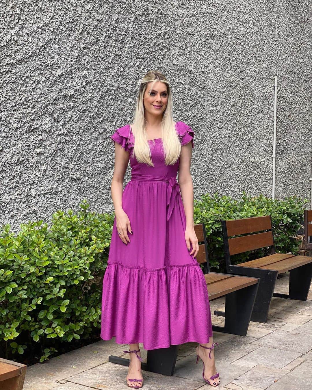 レナータ・ファンのインスタグラム：「Aproveitem o Final de Semana! 💗 Em algum lugar na @bandtv pronta para o @jogoaberto de Vestido @mariavalentinaoficial  Styling @josiealves  Fotos/Cabelo @josigss  Maquiagem @nobregajunior  Assistente de Figurino @sandra_santos18  Sandália Acervo pessoal」