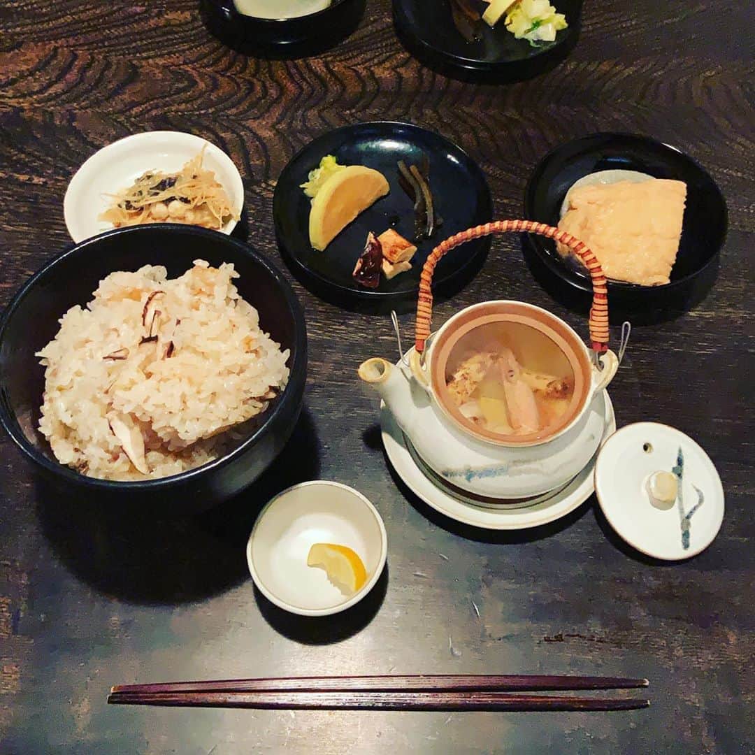 志摩有子さんのインスタグラム写真 - (志摩有子Instagram)「松茸の献立は朝も。というより、むしろ朝食が真骨頂。土瓶蒸し、松茸ごはん、漬物にも。丼めしの松茸ごはんは生まれて初めて。  #結構長く生きてます #丼めしの松茸ごはん #湯宿さか本 #能登備忘録」11月7日 9時51分 - ariko418