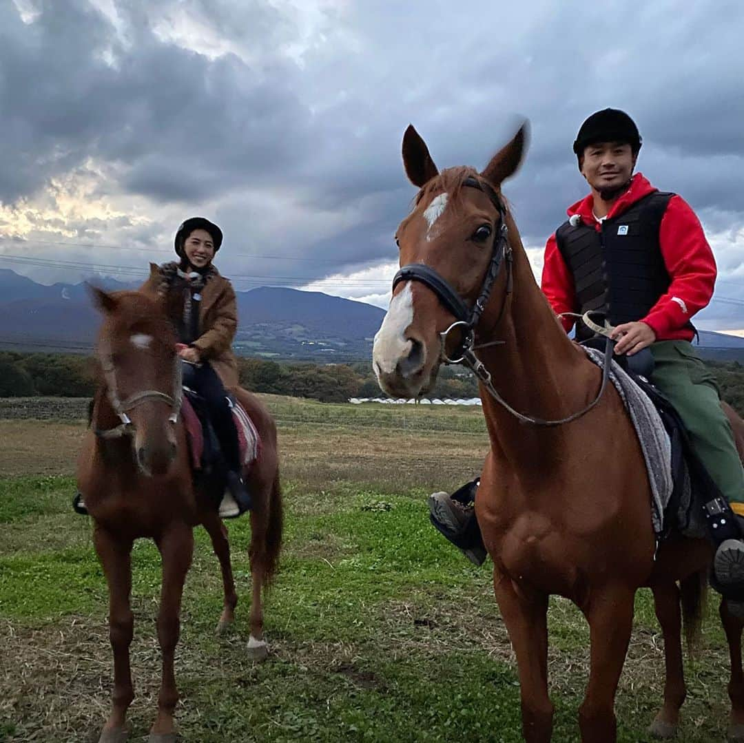 矢沢心さんのインスタグラム写真 - (矢沢心Instagram)「放送されない地域もあるみたいでごめんなさい😭 少しでも写真をお楽しみくださいませ♪  本日10:30から11:40まで テレビ朝日で放送です  山から飛ぶなんて最高な経験をさせてもらいました⛰ 私笑ってる。  2枚目の写真は コーディネーターの バイキング西村瑞樹さん お料理でお世話になった うしろシティ阿諏訪泰義さん テント雑貨を教えてくださった スパローズ大和一孝さん  夫婦のわがまま三昧の注文を聞いてくださって有難うございました🍀 思い出した 楽しくて騒いで久しぶりに好き勝手やらせてもらったので… 観るのが怖い😱  でも 大好きな馬に乗る事ができて至福な時間でもありました✨  しつこくてすみませんでした😳  #注文の多い初キャンプ第3弾 #パラグライダー #乗馬 #バイキング西村瑞樹 さん #うしろシティ阿諏訪泰義 さん #スパローズ大和一孝 さん @masato.official @domupcampnasu @rc_jobard_nasu」11月7日 9時53分 - yazawashin.official