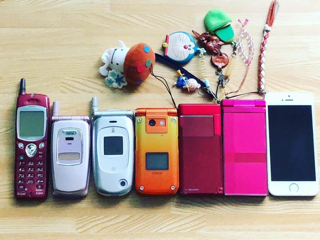 Megumiさんのインスタグラム写真 - (MegumiInstagram)「いまだに眠っている歴代の携帯電話📱皆さんは機種変更後の携帯電話、どうしてますか？」11月7日 9時59分 - paix2megumi