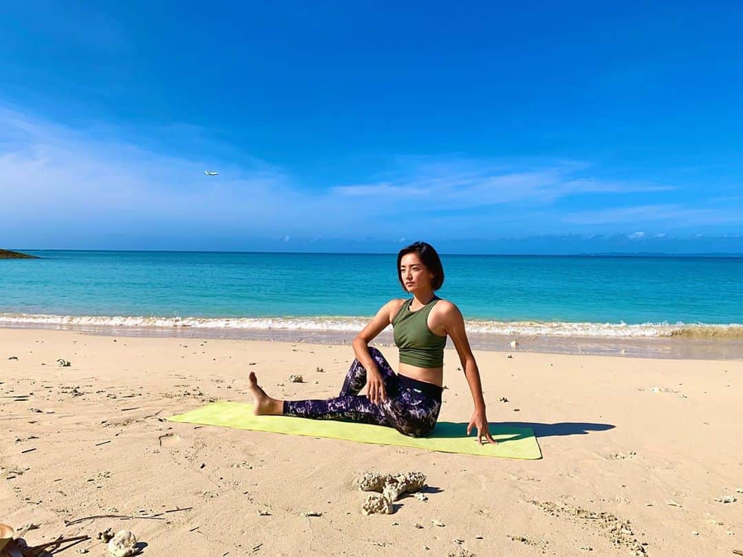 夏美のインスタグラム：「今日も沖縄は30℃近く☀️🏝この2日間エアコンつけてます😳11月なのに😳笑 この晴れた空と美しい海🏝 あったかい気候🌞 スポーツには最高です👍 ＊ ＊ おへそから無理なくねじる動きは 内臓を活発にし 胸を開いて気持ちを前向きにしてくれます😊 〜そして大きく深呼吸しながら少しの間キープ〜 気が向いた時に是非😊 #夏美の沖縄ライフ  #夏美の沖縄ヨガ　 #沖縄　 #美らsunビーチ  #okinawa」