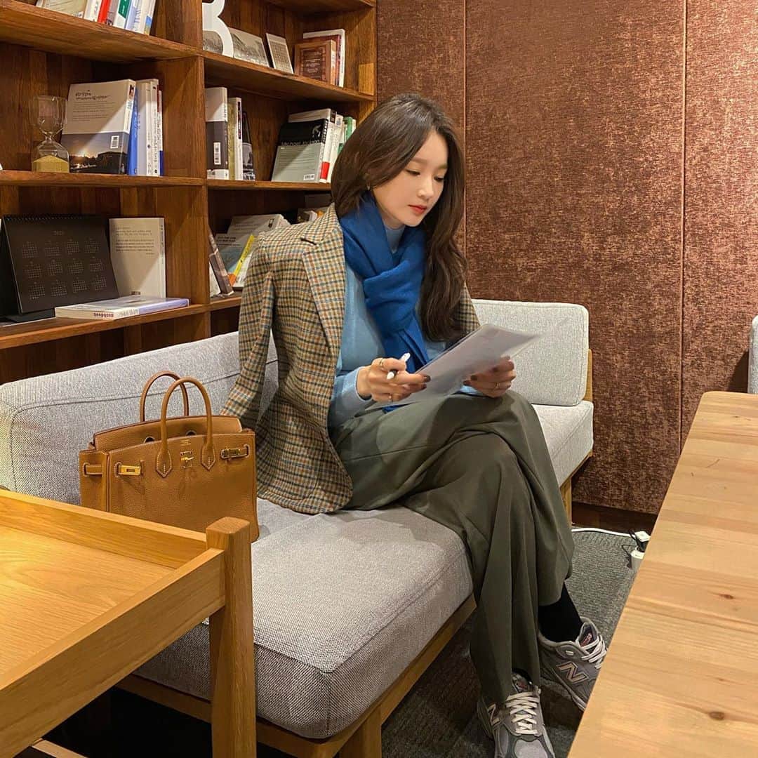 カン・ミンギョン のインスタグラム：「근 몇 년 중 가장 오랫동안 녹음했어요. 자정을 넘긴 건 참 오랜만.. 음악은 디테일이나 스킬이 나무랄 데 없다고, 장시간 붙잡고 있다고 결과물이 좋게 나오는 작업은 아니라고 생각하는 편인데 이날은 다 같이 고민도 시도도 많이 해서인지 모두가 더없이 만족스러운 녹음으로 마무리했습니다. 마지막 하두리 재질까지도요 히히」