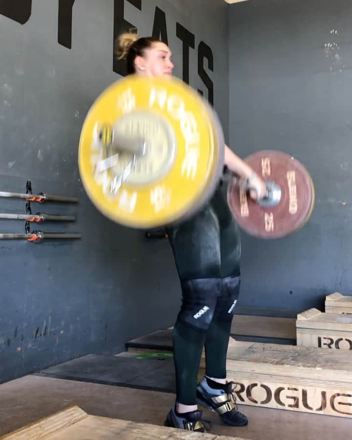 マッティ・ロジャーズのインスタグラム：「Between Monday & Wednesday I had 13 snatches at or above 90% from various positions. I missed two, but immediately made them up & made them, bringing the total to 15. 13/15 is about an 87% make percentage, 100% on all lifts leading up to the 90% mark. While that’s DECENT, that’s what I’ll be thinking about during this back off week next week. 87%. 87% is leaving lifts on the platform on the big stage. Post back off week, the lifts get heavier, but my goal is to make that percentage even better regardless. Video is last of the 15th & probably the worst (make) of the 15, which to me shows progress (attitude is at 100% as you can see)  @2poodperformance @xendurance @roguefitness」