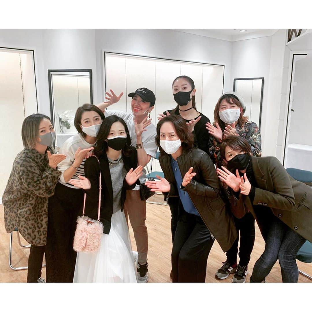 咲希あかねさんのインスタグラム写真 - (咲希あかねInstagram)「華やか〜✨✨ 入店の時に拍手がおこる！！ というか私も自然としていた👏笑！ さすがのオーラです😭✨ #蘭蘭コンビ  #蘭寿とむ さま♡#蘭乃はな ちゃん♡  蘭寿さんの声は聞くだけでしびれる🤤💕 もう#シナプス がそうインプットしてるんだな🙄笑  #優ひかる  ひかちゃんにも会えた😊 髪がロングで素敵になってた♪  笑いの絶えないメンバー♡ #宝塚 #宝塚og #花組 #月組 #雪組 #宙組」11月7日 10時17分 - akane_saki