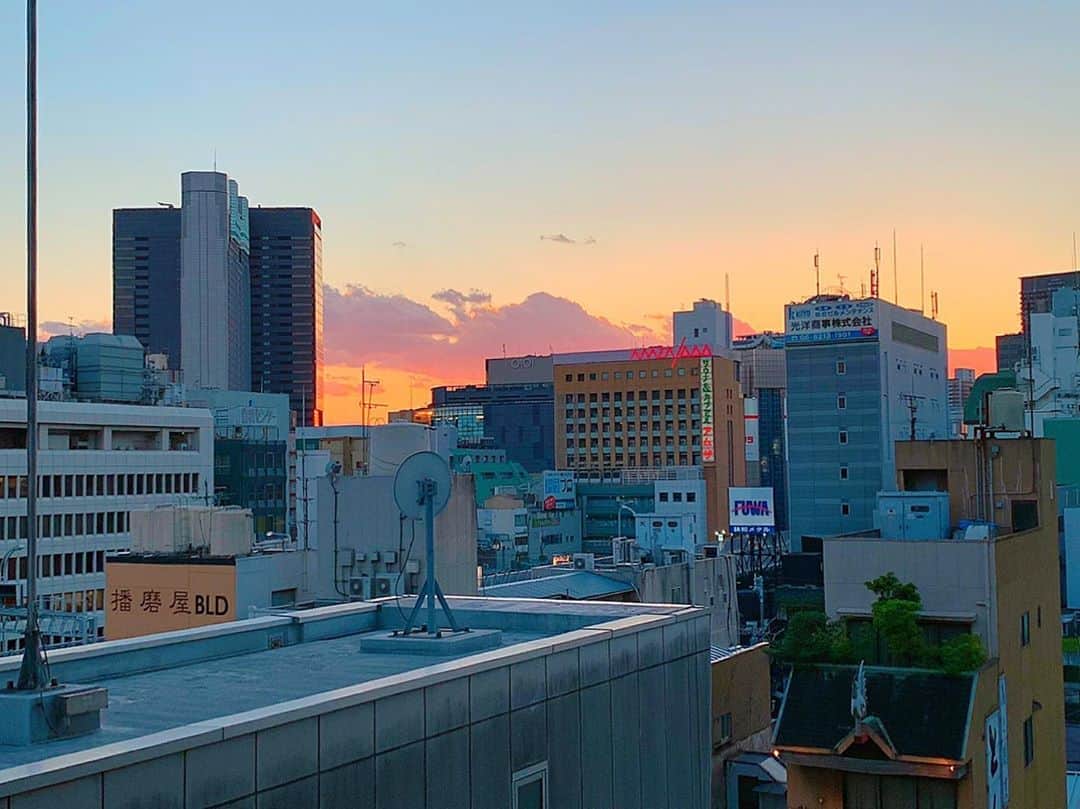 百合華さんのインスタグラム写真 - (百合華Instagram)「大阪日本橋にある外国人専用のゲストハウスでお泊り女子会🥰🥰🥰  とっても可愛らしいシェアハウスのような空間で、どのお部屋も素敵なインテリアに囲まれて過ごせます❤️  夕焼け空もとっても綺麗だった🎶  #japan #日本 #osaka  #大阪 #日本橋 #道頓堀 #大阪グルメ  #大阪観光  #大阪ランチ  #大阪旅行 #外国人専用 #民泊 #guesthouse  #ゲストハウス #sharehouse  #シェアハウス  #お洒落 #可愛らしい #room  #部屋 #インテリア #女子会 #女子旅 #女子旅行  #お喋り #楽しいひととき #楽しい時間」11月7日 10時18分 - yurika.lovelily