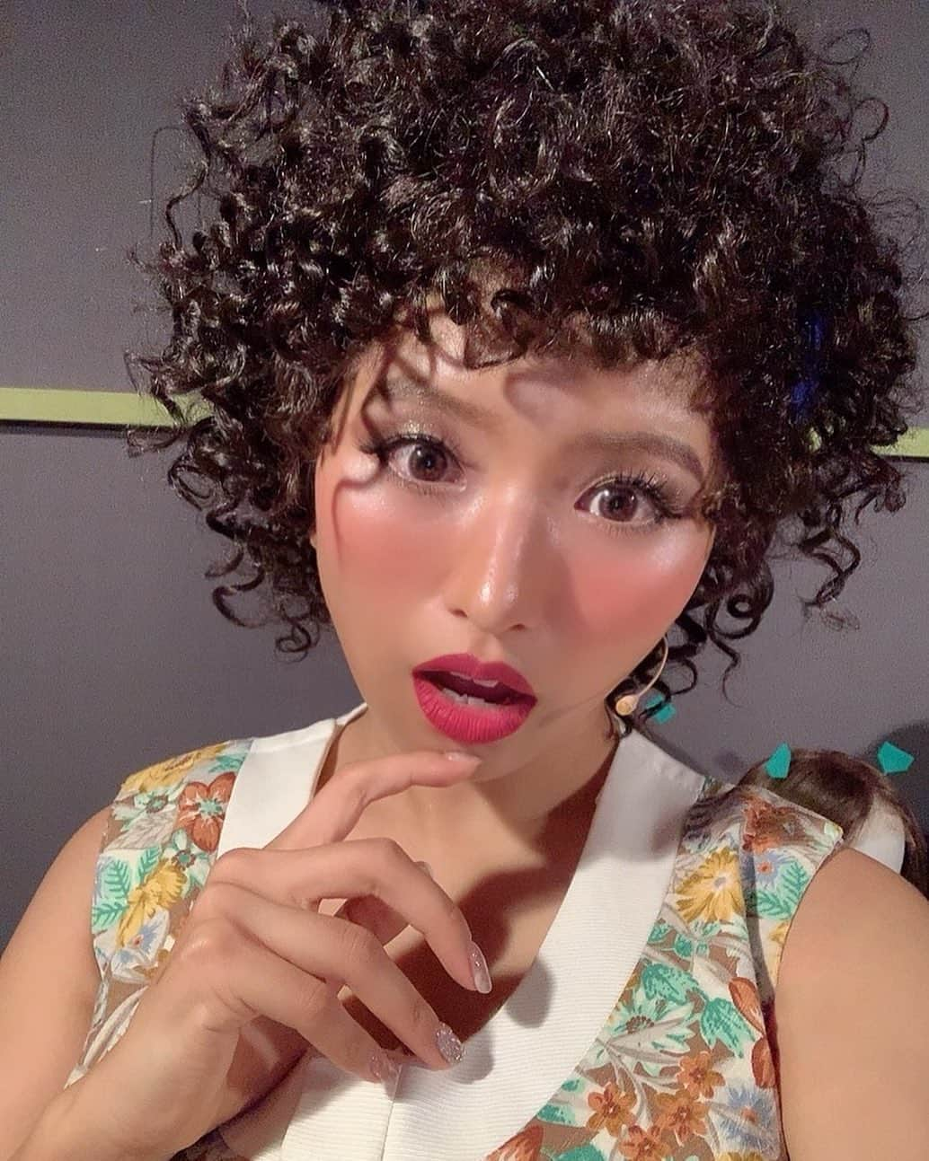 MARIA-Eさんのインスタグラム写真 - (MARIA-EInstagram)「﻿ #ビューティフル2020﻿ 本日マチソワです💛﻿ ﻿ ●13:00 あーやさんキャロル(貸切)﻿ ◯18:30 奈々さんキャロル﻿ ﻿ 写真は、3年ぶりのアフロ👩🏽‍🦱﻿ なんだか落ち着きます(笑)﻿ ﻿ 「ロコモーション」﻿ 手拍子👏をしてくださっている皆さん﻿ ありがとうございます！﻿ 今日も一緒に楽しみましょう🥰﻿ ﻿ #リトルエヴァ﻿ #変身前﻿ #MARIA_E」11月7日 10時32分 - maria.eeee