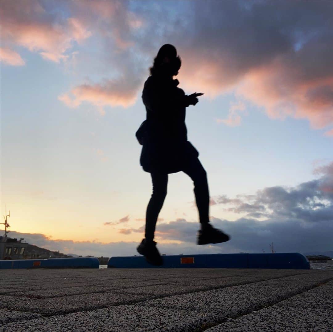 畑亜貴さんのインスタグラム写真 - (畑亜貴Instagram)「ロケハン中、海辺の寒さに防寒具のありがたさを実感しました。旅装備はスポーツ&アウトドア仕様が頼もしいのですおはようございます。 #アキハタ勢いある写真修行 #akhtravelogue」11月7日 10時25分 - akihata.jp