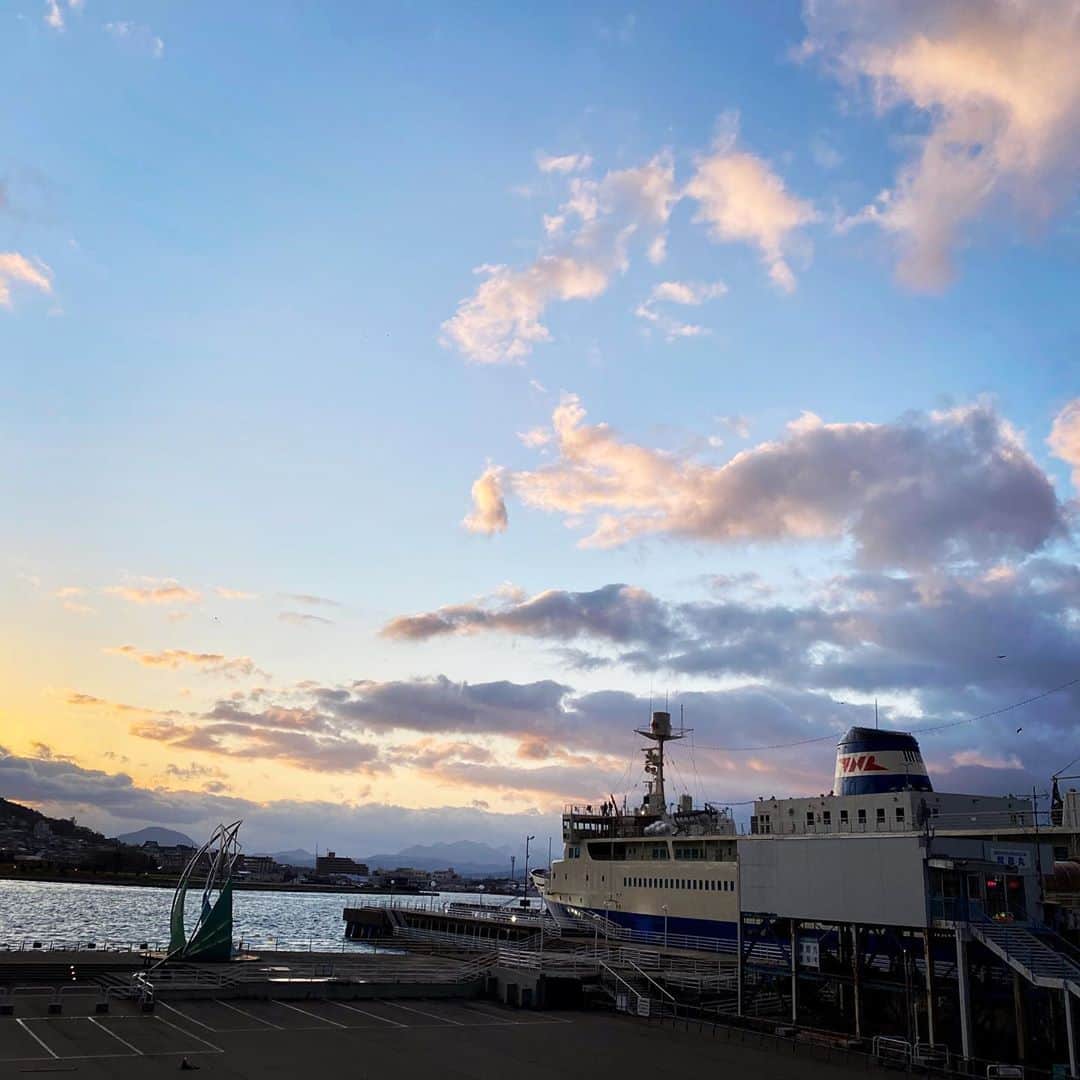 畑亜貴さんのインスタグラム写真 - (畑亜貴Instagram)「ロケハン中、海辺の寒さに防寒具のありがたさを実感しました。旅装備はスポーツ&アウトドア仕様が頼もしいのですおはようございます。 #アキハタ勢いある写真修行 #akhtravelogue」11月7日 10時25分 - akihata.jp