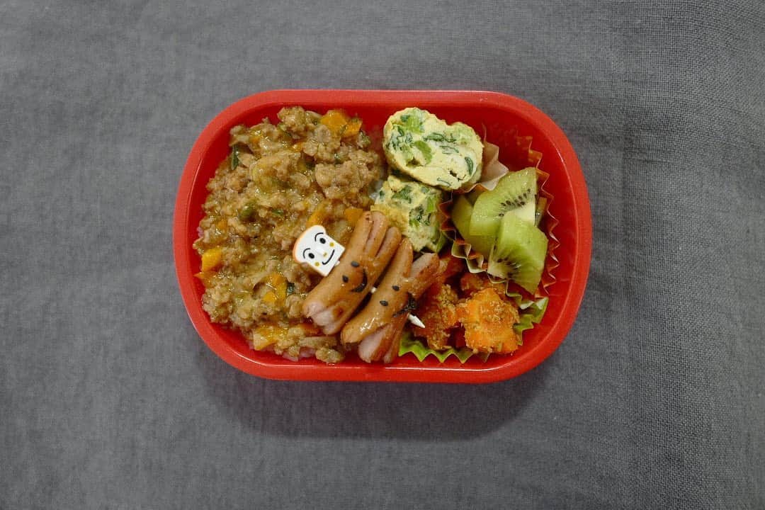 安田美沙子さんのインスタグラム写真 - (安田美沙子Instagram)「20回目のお弁当。 本当は、冷凍してたハンバーグのタネを、解凍しようとしたらそぼろになってしまった。。 なのでネギ、黄色ピーマンを混ぜて、ケチャップ、醤油、片栗粉、水を入れて少しトロミを付けました。 きっとボロボロこぼしちゃうから、とろみがある方が安心✨  . . . 先日届いた、 #もも缶 のクッキー❤️可愛すぎるし、美味しい！深夜にブラックリストを見ながら大事に食べています✨ @momo_k1014  ちゃん、ありがとう🤍🤍🤍 . . . #みさ弁　#みさこクッキング  #そぼろ弁当 #卵焼き　#ほんとはととろにしたかった」11月7日 10時41分 - yasuda_misako