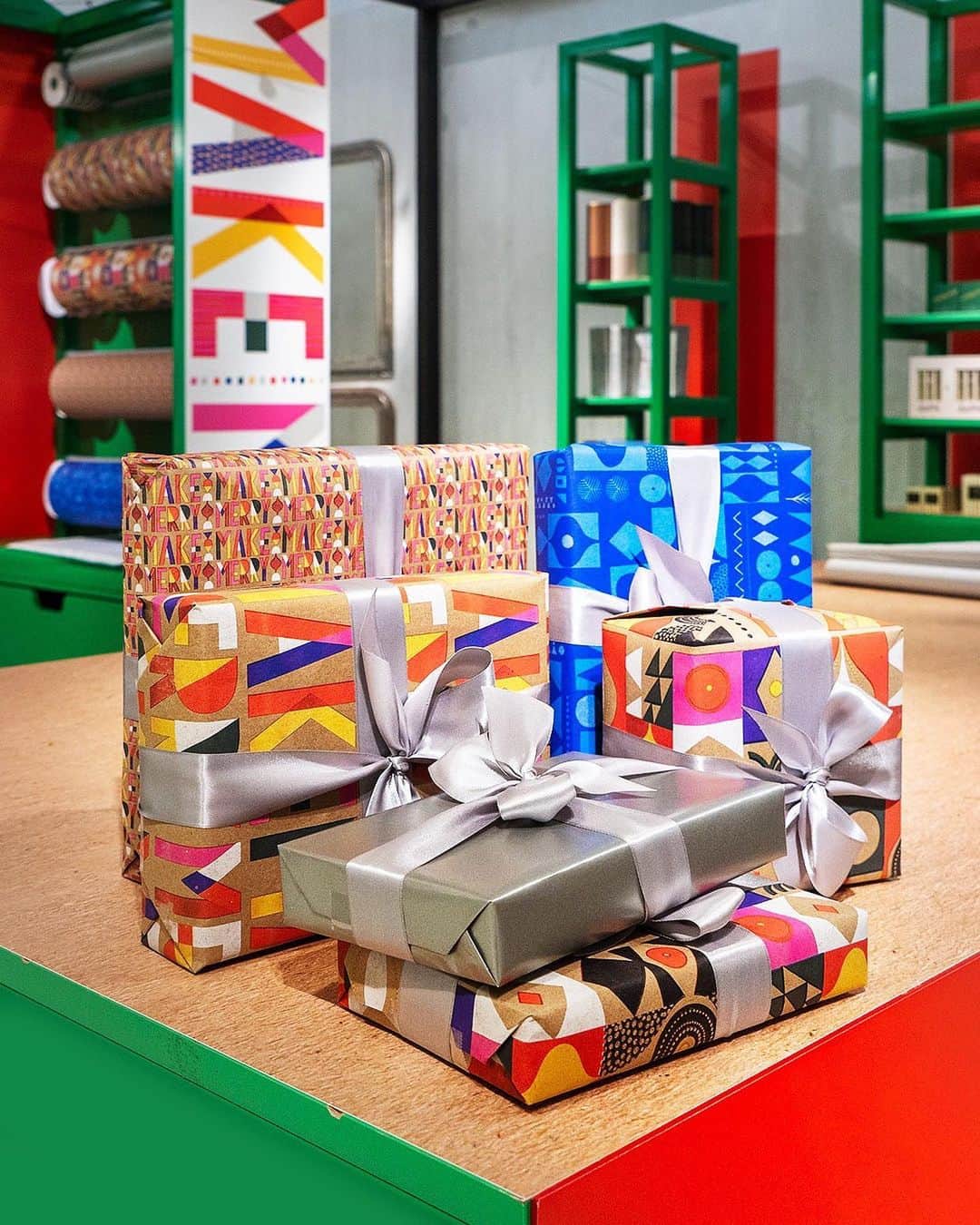 Nordstromさんのインスタグラム写真 - (NordstromInstagram)「We make it easy: Starting today we are offering free gift wrapping in stores (and when you buy online and pick up at store). #MakeMerry」11月7日 10時41分 - nordstrom