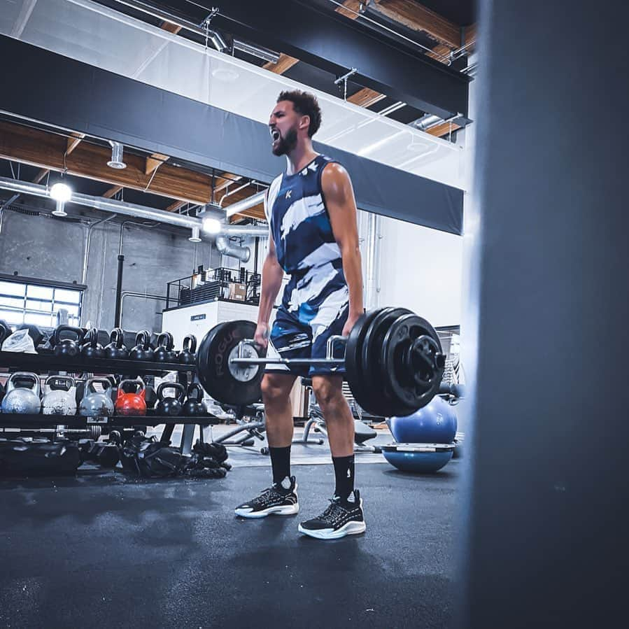 クレイ・トンプソンのインスタグラム：「Twenty six days til basketball try outs , I gotta toughen up ...」