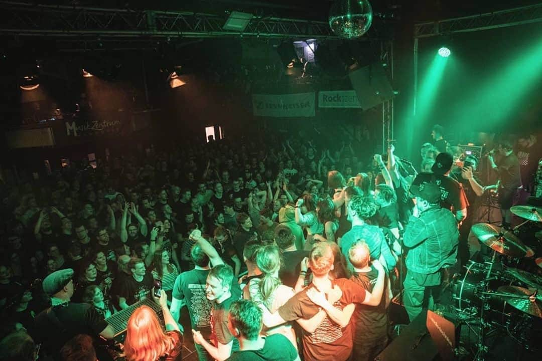 Zebraheadさんのインスタグラム写真 - (ZebraheadInstagram)「This was a helluva rager in Hanover!! We might be in this pic somewhere.  #Zebrahead #hanover #germany  📷by @nickneuenhausphotography」11月7日 10時44分 - zebraheadofficial