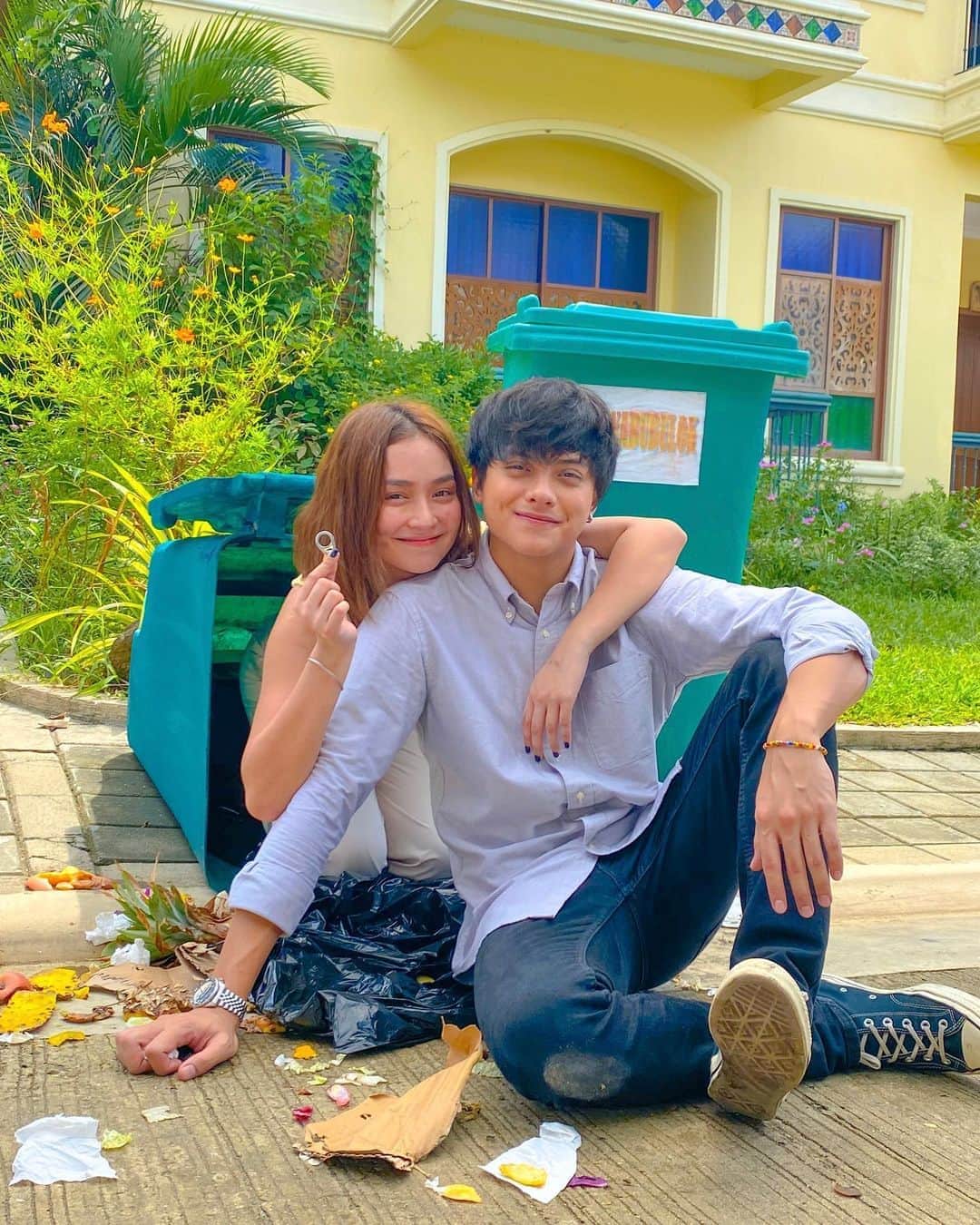 Kathryn Bernardoさんのインスタグラム写真 - (Kathryn BernardoInstagram)「Late post! Taken while we were shooting some scenes for episode 1. Who remembers this ep?🙈💍  Episode 3 is dropping in a bit! 2pm for ktx.ph and 9pm on iwantTFC. See you there!!   P.S. Watch out for @supremo_dp and @herbertbautista’s scenes today—funny yet so heartwarming.🥺❤️ Labyu boat!」11月7日 10時48分 - bernardokath