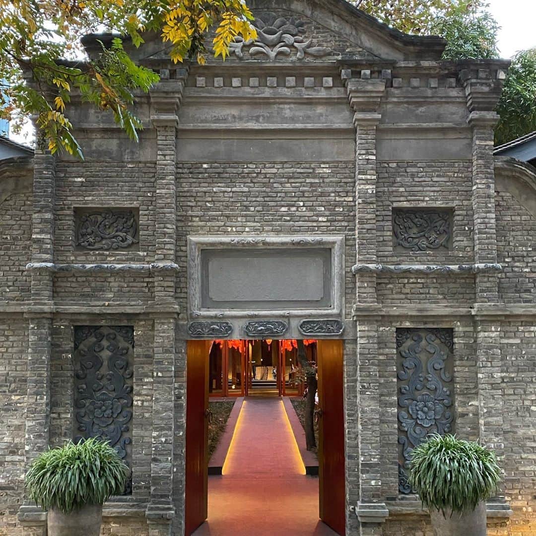 Symmetry Breakfastさんのインスタグラム写真 - (Symmetry BreakfastInstagram)「Good Morning Chengdu 🐼 成都早安！Breakfast at Mi Xun, a vegetarian/plant based tea house that’s part of the @templehousecdu (a hotel set amongst restored Qing dynasty buildings). The menu is all the classics of Sichuan cooking, reimagined without meat! Spinach dan dan main 担担面, tofu made with walnuts instead of soy and some very artfully arranged bamboo in chilli oil. Definitely keeping it light this morning because we are going on a mini food tour today with @shanghaigirleats to eat all the chilli, dumplings and 甜水面 🍜 I’m going to be hitting all the spots from two years ago but for those who missed that buckle your seats! #symmetrybreakfast #chengdu #成都」11月7日 10時51分 - symmetrybreakfast