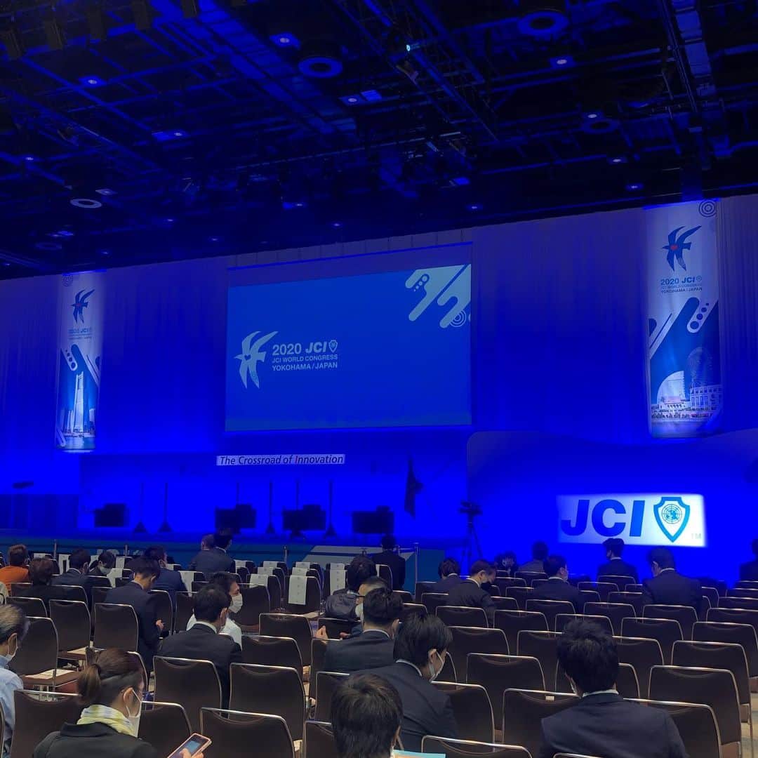 池田健三郎のインスタグラム：「パシフィコ横浜で開催中の国際青年会議所世界会議に来ました。 まもなく、小泉環境大臣を交えてのSDGsのフォーラムが始まります。 #sdgs #jci世界会議 #小泉進次郎 #地球温暖化」