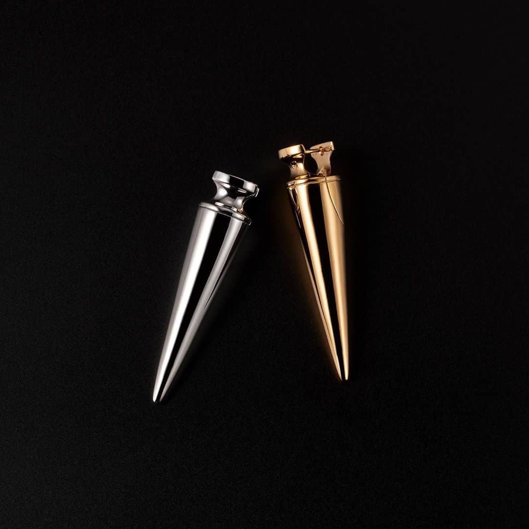 ジャスティンデイビスのインスタグラム：「2020 AW COLLECTION   “SMASH” Earring ⠀ 大ぶりなスパイクスタッズモチーフの スマッシュピアス、 バネ式で装着しやすいスタイル  #justindavis  #ジャスティンデイビス」