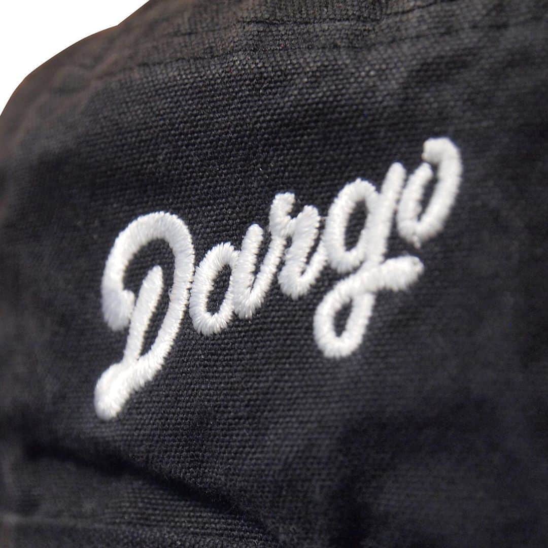 DARGO T-shirt &Sign Artさんのインスタグラム写真 - (DARGO T-shirt &Sign ArtInstagram)「#dargo2020aw 【DARGO】 Adventure Hat color：BLACK material：PARAFFIN CANVAS MADE IN JAPAN. ------------------------- アウトドア感満載のアドベンチャーハットが入荷しました。 　 キャンバス素材に蝋引きを施した "パラフィン加工" 生地を採用。防水性に優れ、使い込むほどにデニム生地のようにアタリが表れてきますので、使い込むことに経年変化を楽しんでいただけます。 　 真鍮製のベンチレーションも炭黒のパラフィン生地との相性抜群。 　 大人のための高級なニューハッタンハットという表現がぴったりな、タウンユースからアウトドアシーンまで幅広く活躍してくれるヘッドギアです。 ------------------------- DARGO Hand Screen Printed T-shirt Printed in Kumamoto, Japan. ------------------------- #dargojapan #dargo2020aw #kumamoto #kumamotocity #vintagestyle #californiastyle #madeinjapan #熊本 #熊本市 #熊本tシャツ #アメカジ #ハット #アドベンチャーハット #ダーゴ #キャンプ #キャンプハット #パラフィン加工 #日本製」11月7日 16時31分 - dargo_japan