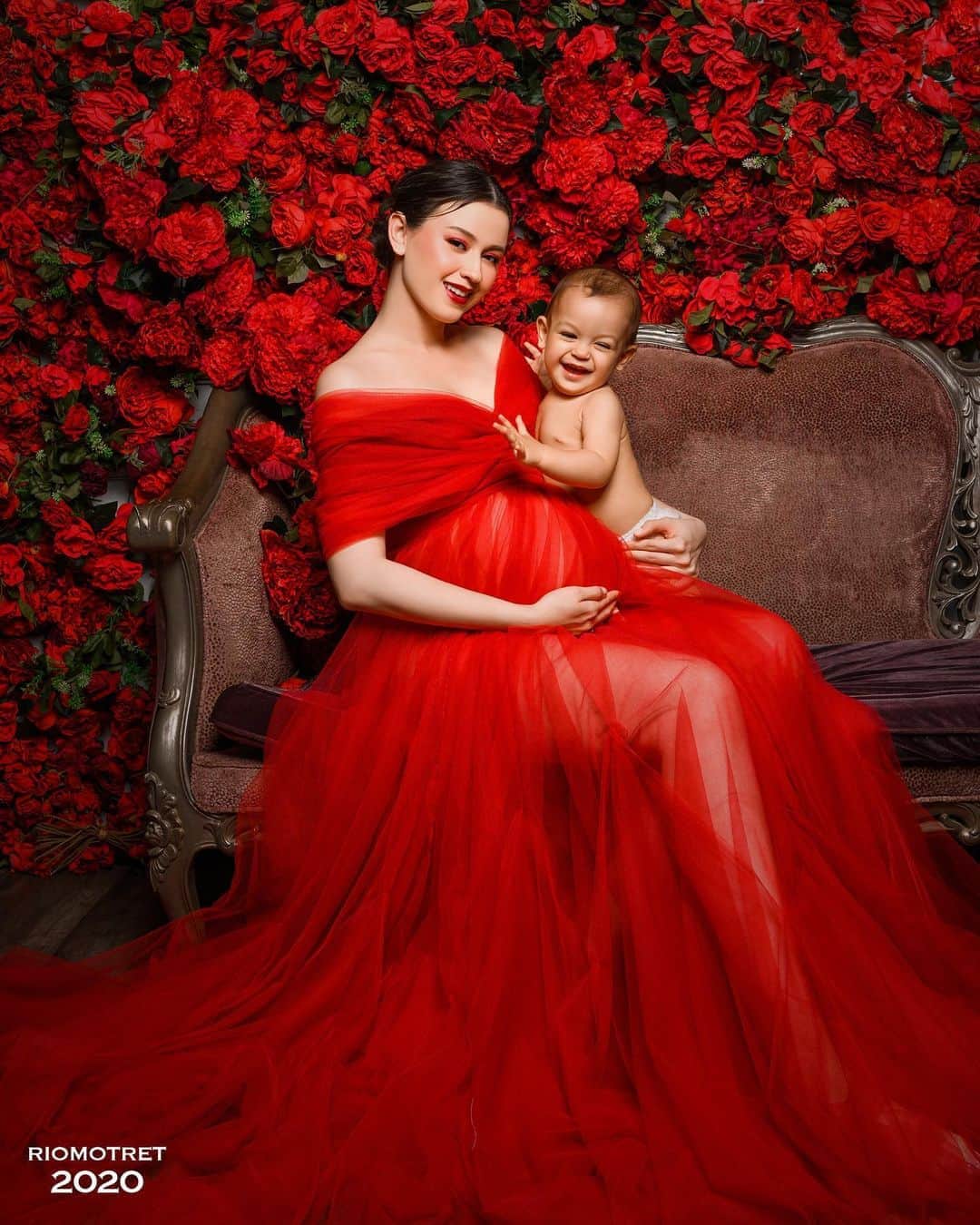 Kimberly Ryderのインスタグラム：「My little bestie(s). 🥰🌹 • photo by @riomotret @riomotretofficial  make up @rama_jee  stylist @doleytobing  dress @jacob_wil • #riomotret #riomotret2020  #riocelebritybeautyportrait  #IndonesiancelebritybyRIOMOTRET  #riomotretmaternity」