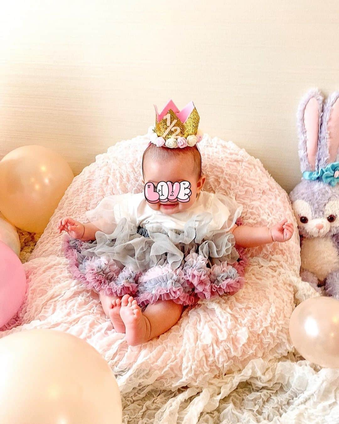 林弓束さんのインスタグラム写真 - (林弓束Instagram)「. 今日は、まはりのハーフバースデー🌼 . Happy Half Birthday👶🏻🎂💖 おめでとう🎉 まはりが産まれてくれて本当に毎日幸せいっぱい💕 最近は本当によく笑ってくれるし、離乳食もよく食べてくれるし、 毎日キュンキュンさせてもらってます👼💘 . 半年の成長はすさまじく、 2090gで産まれた体重も今では6500g❣️3倍に😍 大きくなったね✨ ダッフィちゃんであやすのがお気に入りで、 あとイブのこともお気に入り🐶 イブに興味しんしんでイブが寄ってくると笑ってる🐶💖 優しい子に育ってくれますように。 . . 🎂は @dolce_maririsa  チュチュはこの前ちーちゃん @chisatosakura がくれたもの🎁💖 ナイスタイミング🥺❤️ . . . .  #令和ベビー #ベビスタグラム  #令和2年ベビー #新米ママ #初産 #初ママ #女の子ママ #女の子ベビー #乳児 #赤ちゃん #赤ちゃんのいる暮らし #赤ちゃんのいる生活  #6ヶ月ベビー #生後6ヶ月 #6ヶ月 #5月生まれ#2020年5月生まれ #生後半年 #生後半年記念 #離乳食アート  #ハーフバースデー #ハーフバースデーフォト #はーふばーすでー #halfbirthday #happyhalfbirthday #ハッピーハーフバースデー #バースデーフォト #バースデーフォト撮影 #バースデーケーキ」11月7日 16時26分 - hayashiyuzuka