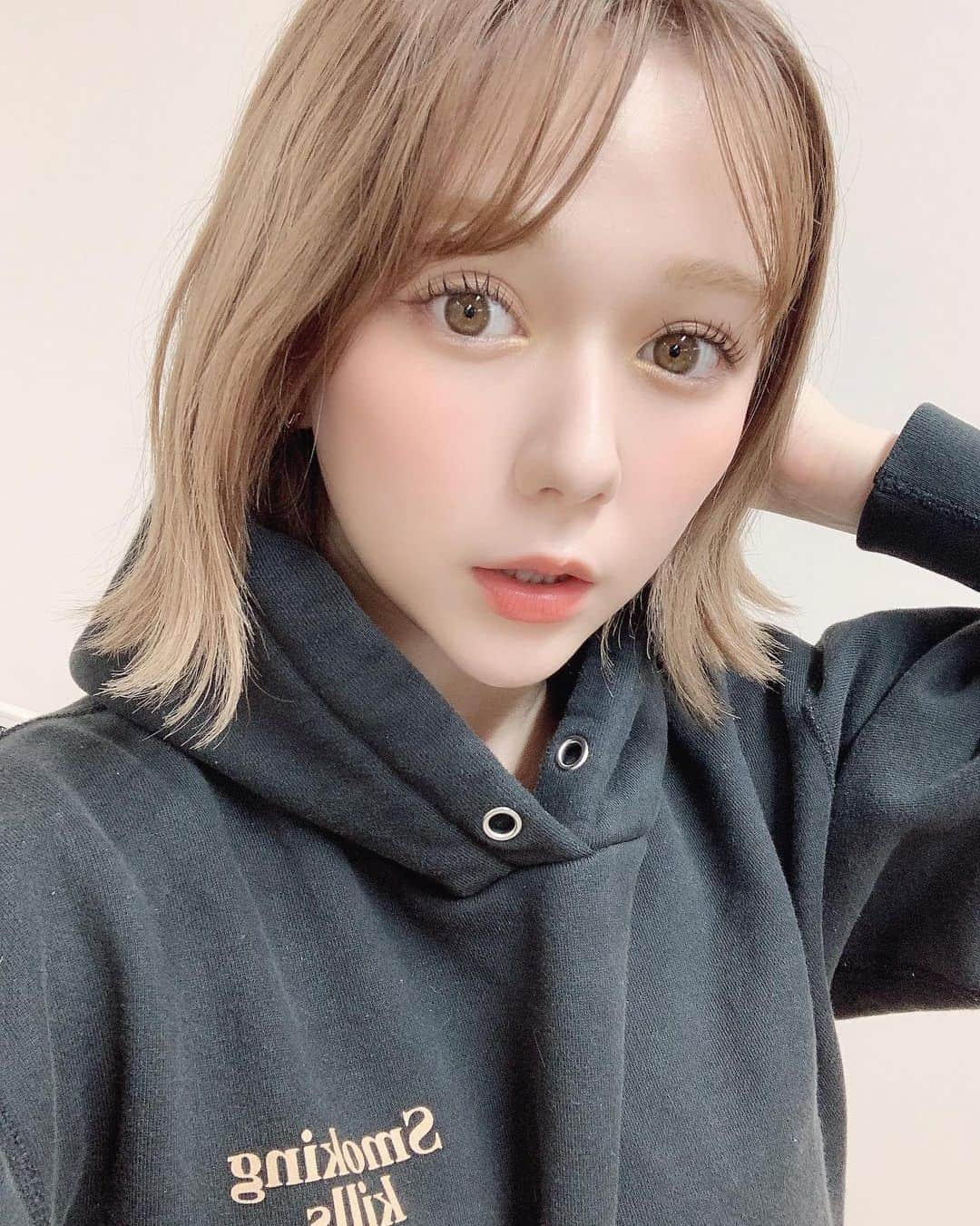 村重杏奈さんのインスタグラム写真 - (村重杏奈Instagram)「アイメイクを薄くして 明るめのオレンジチークを塗って ベビーフェイスにするのにハマってるけど、どお〜☺️？ #パーカーの紐どっかいった」11月7日 16時27分 - hktanna4848