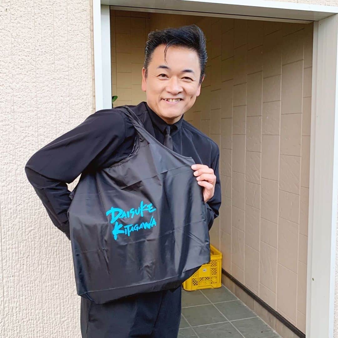 のインスタグラム：「おはよう！ 皆様からエコバッグの大きさを聞かれる事が度々あります。 サイズは、 【使用時】横39cm×縦37cm×マチ10cm 【収納時】横17cm×縦5cm×厚み3cm なのですが、数字で表してもなかなか伝わりにくいので、僕が持ってみたよ！ 持ってみるとしっかり大きめ、収納力があります。 しかも肩からかけられるので使い勝手は良いと思います👍🏻 ロゴのみのデザインは、男女問わず持ちやすいシンプルな仕上がりで、男性の僕が持ってもしっくりきてるよね！ 僕の買い物男子姿どう？ 似合ってるかも〜って自分で思った(笑) 今日はなんだか通販番組のような投稿になってしまいました〜😆笑 ※30分以内にご注文のお電話を頂いても、何も特典はありませんのでご注意ください(笑) ・ ・ #エコバッグ #買い物男子 #北川大介 #YouTube #だいちゃんねる #えくぼ #八重歯 #リーゼント #イエーイ #顔晴ろう #一生青春 #早くコロナが収束しますように」
