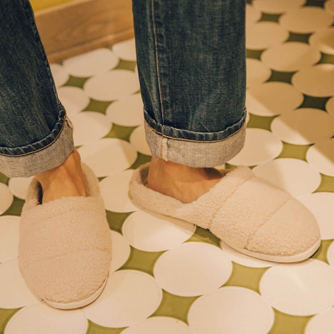 シービーズのインスタグラム：「When we said we wanted to expand the SeaChange collection and continue pushing towards more sustainable materials, we meant it.   Introducing the SeaChange Slide in Oat Fleece - a vegan slipper style made with super soft recycled fleece, a recycled cotton canvas label and an indoor/outdoor outsole. Plus, by partnering with our friends @sea.trees, one foot of kelp forest will be regenerated for every pair of slippers sold.  #letsgetcasual」